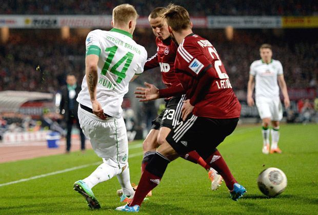 
                <strong>1. FC Nürnberg - SV Werder Bremen 0:2</strong><br>
                Die Nürnberger stecken weiterhin im Abstiegskampf. Mit einem Sieg könnten die Franken an Werder Bremen vorbeiziehen und sich Luft verschaffen. Die Bremer sind jedoch von Beginn an wacher und lassen die "Clubberer" des öfteren ins Leere laufen.
              
