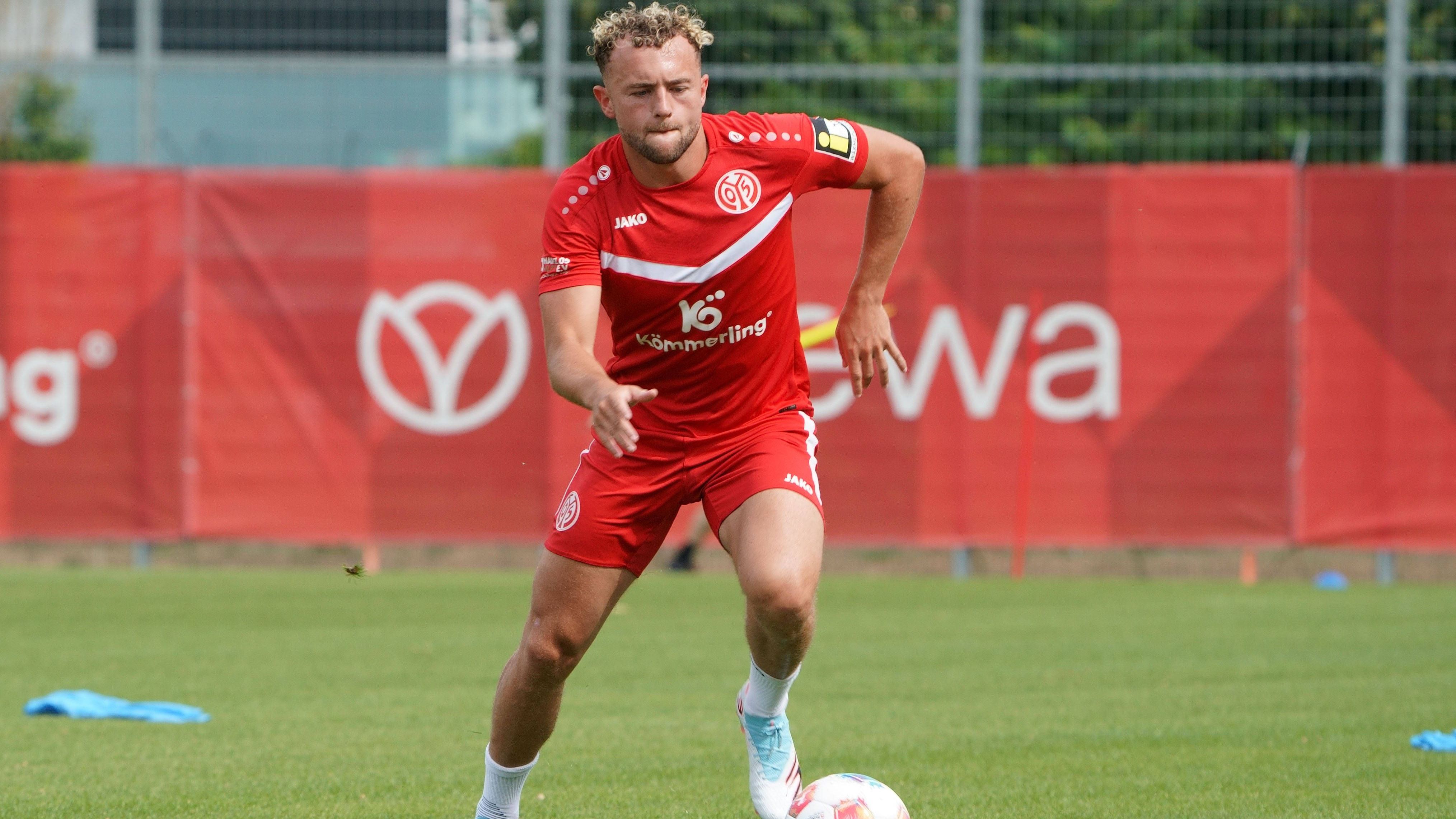 <strong>1.FSV Mainz 05</strong><br><em><strong>Zugänge:</strong></em><br>Benedict Hollerbach (Union Berlin, Ablöse: 10 Mio. Euro)<br>Kasey Bos (Melborne Victory, Ablöse: 500.000 Euro)<br>Sota Kawasaki (Kyoto Sanga, Leihe)<br>Konstantin Schopp (Sturm Graz II, ablösefrei)<br><br><strong><em>Abgänge:</em></strong><br>Jonathan Burkardt (Eintracht Frankfurt, Ablöse: 21 Mio. Euro)<br>Ludovic Ajorque (Stade Brest, Ablöse: 2 Mio. Euro)<br>Tom Krauß (1.FC Köln, Leihe)
