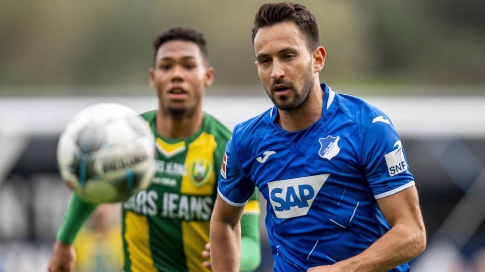 
                <strong>Lukas Rupp (Norwich City)</strong><br>
                Im Kampf um den Klassenerhalt in der Premier League setzt Norwich-Cheftrainer Daniel Farke erneut auf Verstärkung aus der Bundesliga. Lukas Rupp wechselt von der TSG Hoffenheim zu den Canaries, das teilte das Schlusslicht der englischen Eliteliga mit. Der Vertrag des Mittelfeldspielers, der 2016 aus Stuttgart nach Hoffenheim kam, läuft bis 2022. Die Ablöse soll nach "kicker"-Informationen zunächst 500.000 Euro betragen, kann durch erfolgsabhängige Prämien aber noch steigen.
              