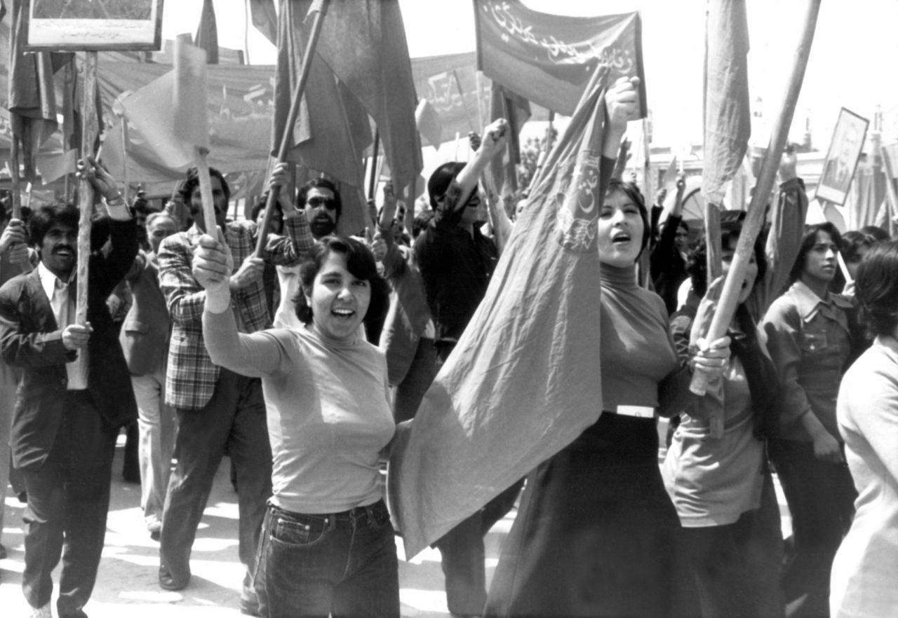 Juli 1979: Frauen in westlicher Kleidung demonstrieren gleichberechtigt mit Männern in der afghanischen Hauptstadt Kabul. 