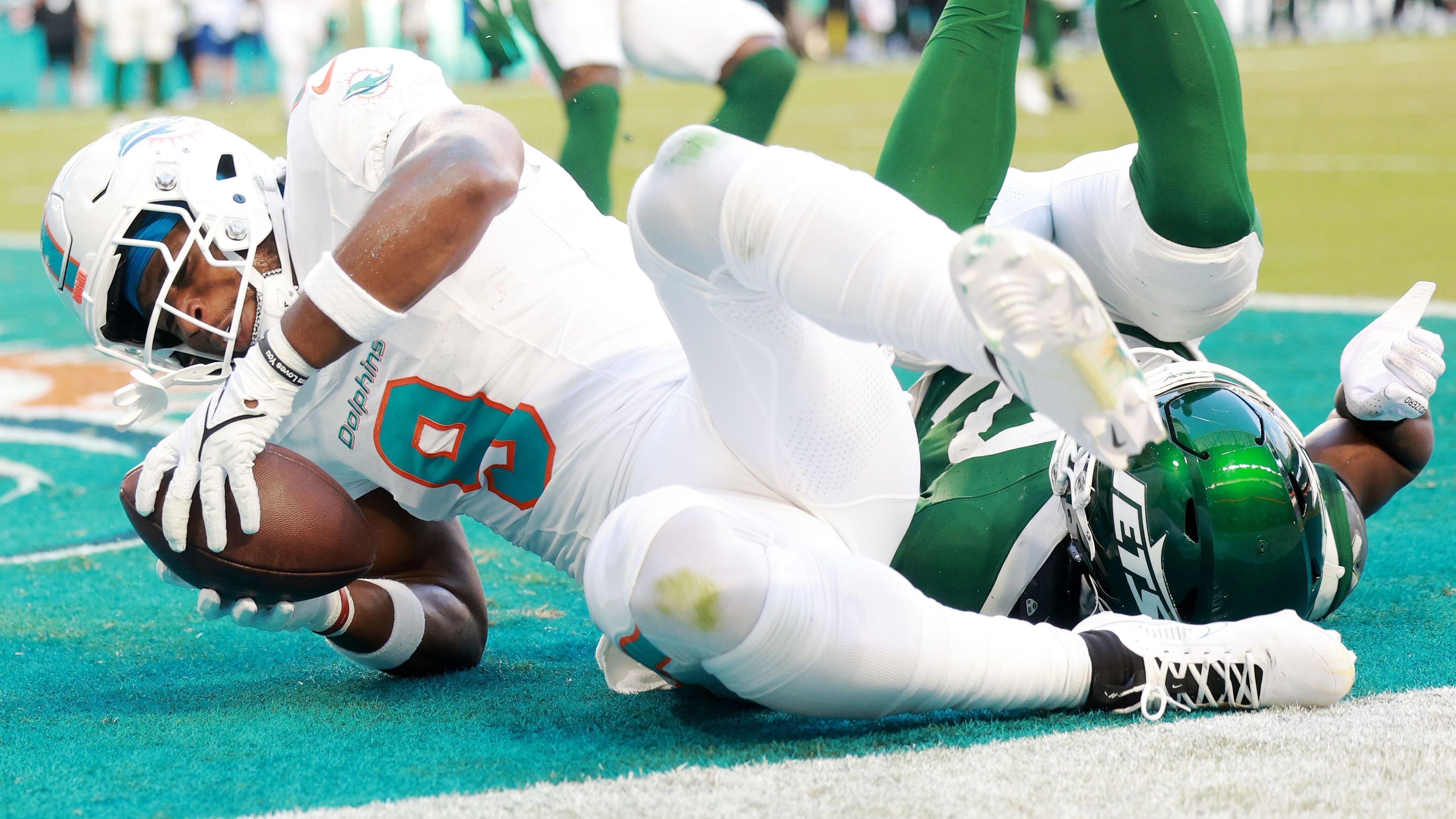 <strong>Dolphins und Jets sorgen für "Scorigami" - was ist das?</strong><br>In Week 14 der aktuellen NFL-Saison war wieder "Scorigami"-Time! Der 32:26-Sieg der Miami Dolphins gegen die New York Jets war ein noch nie dagewesenes Endergebnis in der NFL-Geschichte, genauer gesagt Nummer 1089. Da stellt sich die Frage: Warum gibt es so viele unterschiedliche Ergebnisse im American Football?