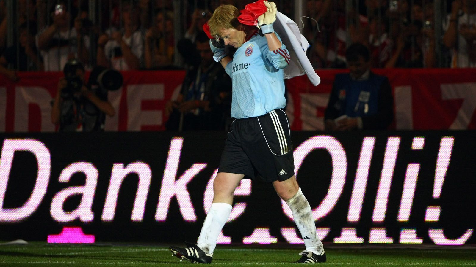 
                <strong>Emotionaler Abschied</strong><br>
                Vor ausverkauftem Haus verabschiedet sich Oliver Kahn 2008 in der Allianz Arena endgültig von der großen Fußballbühne. Das 1:1 gegen die Nationalmannschaft gerät zur Nebensache, als Kahn nach 75 Spielminuten unter Standing Ovations den Platz verlässt. Auch für den damaligen Unparteiischen Markus Merk war es das letzte Spiel der Karriere.
              