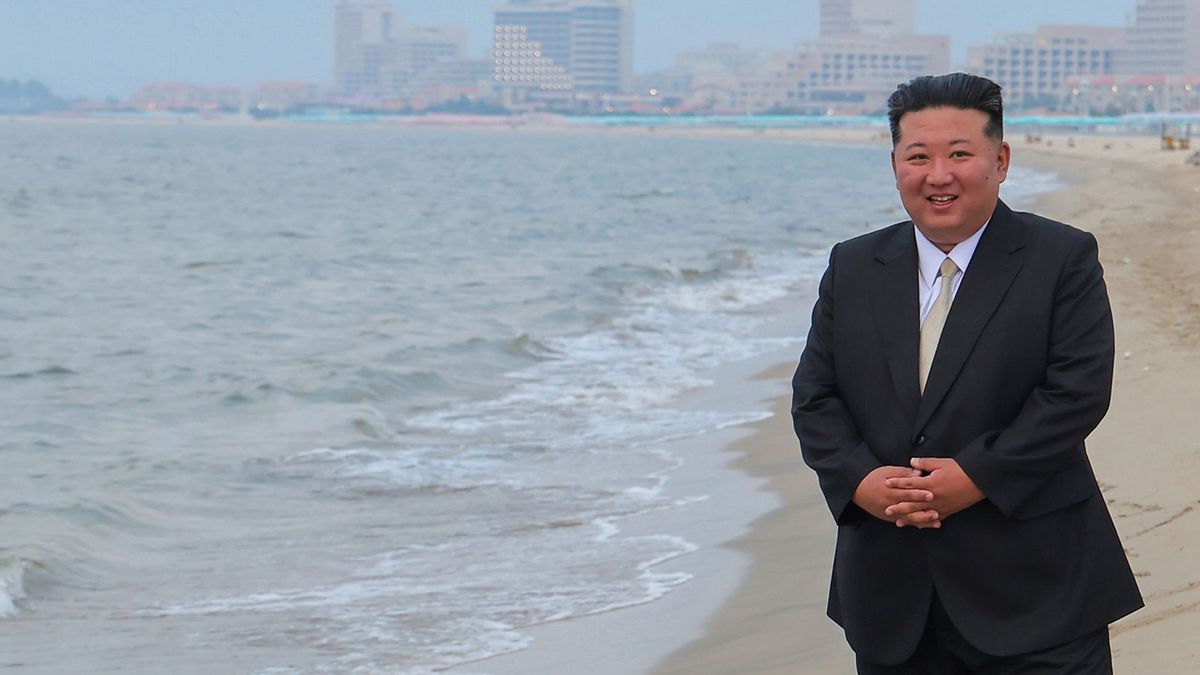 26. Juni 2025, Nordkoreas Machthaber Kim Jong Un (Mitte) zusammen mit seiner Tochter Kim Ju Ae am Strand von Wonsan bei der Eröffnung des Touristengebiets Wonsan-Kalma