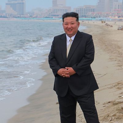 26. Juni 2025, Nordkoreas Machthaber Kim Jong Un (Mitte) zusammen mit seiner Tochter Kim Ju Ae am Strand von Wonsan bei der Eröffnung des Touristengebiets Wonsan-Kalma