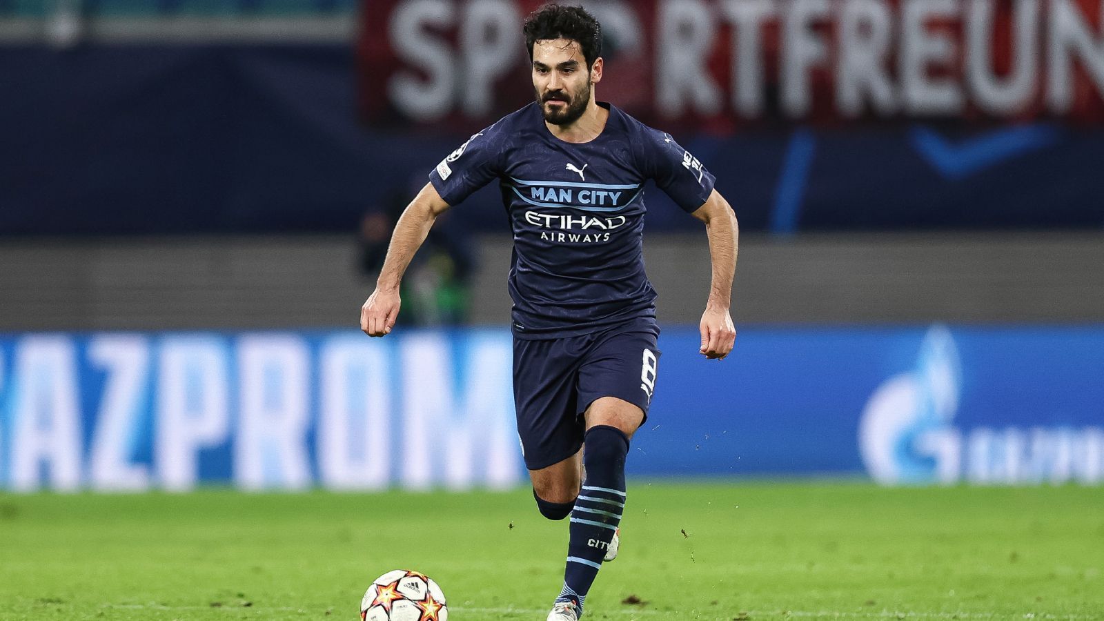 
                <strong>Ilkay Gündogan (Manchester City)</strong><br>
                Nachdem Ilkay Gündogan in der vergangenen Spielzeit seine Torgefahr entdeckte, knüpft der Nationalspieler nahezu nahtlos an seine Top-Leistungen bei Manchester City an. In wichtigen Spielen, wenn Gündogan denn fit ist, vertraut Pep Guardiola stets auf seinen Mittelfeldmotor aus dem Ruhrgebiet. Mit seinen vier Treffern und vier Vorlagen in 20 Partien in dieser Hinrunde ist Gündogan ein großer Faktor für die komfortable Tabellenführung von City in der Premier League.
              