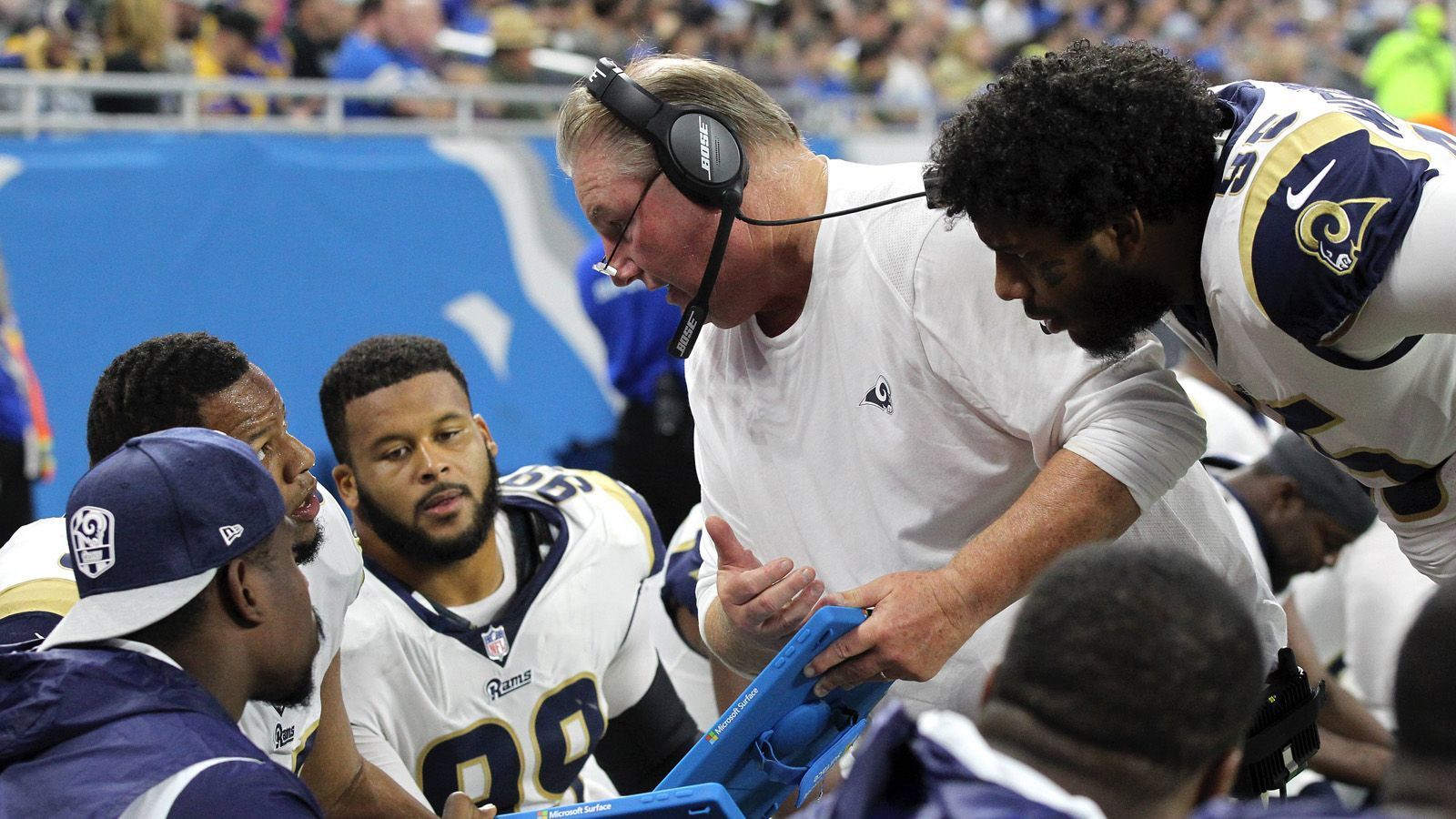
                <strong>Bill Johnson - Defensive Line Coach</strong><br>
                Verbrachte 20 Jahre als College-Coach, hat seine Berufung dabei früh gefunden: Spezialist für die Abwehr. 2001 kam Johnson in die NFL und landete über Stationen bei den Falcons, Broncos und Saints bei den Rams. Bei jedem seiner Arbeitgeber war der 63-Jährige als Defensive Line Coach angestellt. Verhalf Aaron Donald zu bisher 20,5 Sacks und gab ihm mit Ndamukong Suh einen Partner zur Seite, mit dem er ein brandgefährliches Duo bildet.  
              