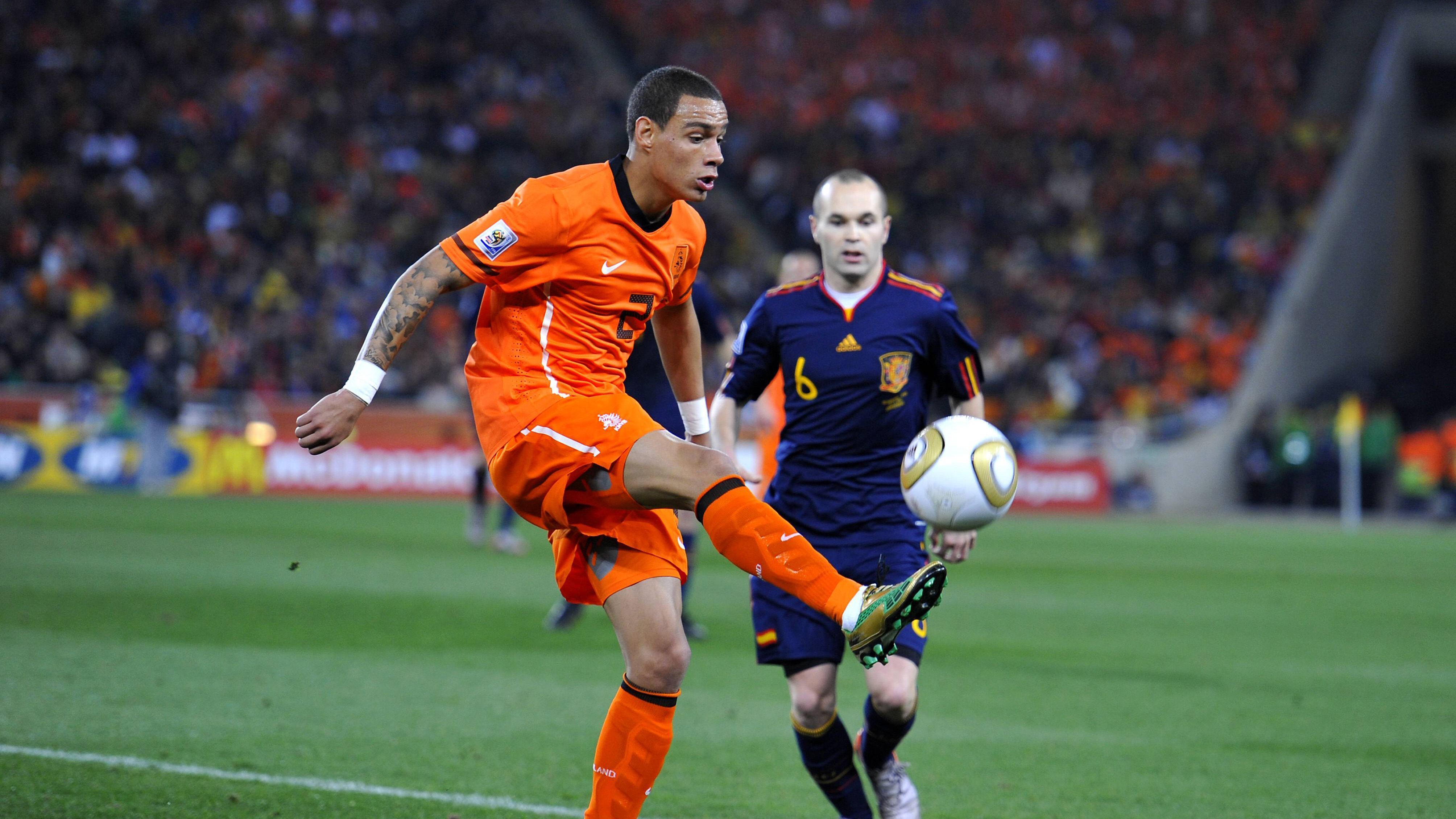 
                <strong>WM Finale 2010 in Südafrika </strong><br>
                Als 21-Jähriger debütiert van der Wiel 2009 für die Nationalmannschaft der Niederlande, ein Jahr später schaffte er es in den Kader für die WM-Endrunde in Südafrika und spielte im WM-Finale von Johannesburg gegen Spanien auf der rechten Abwehrseite. Auch bei der Euro 2012 stand er im Aufgebot, allerdings schied die Elftal in der Vorrunde aus. Insgesamt lief van der Wiel 49 Mal im Oranje-Trikot auf. 
              