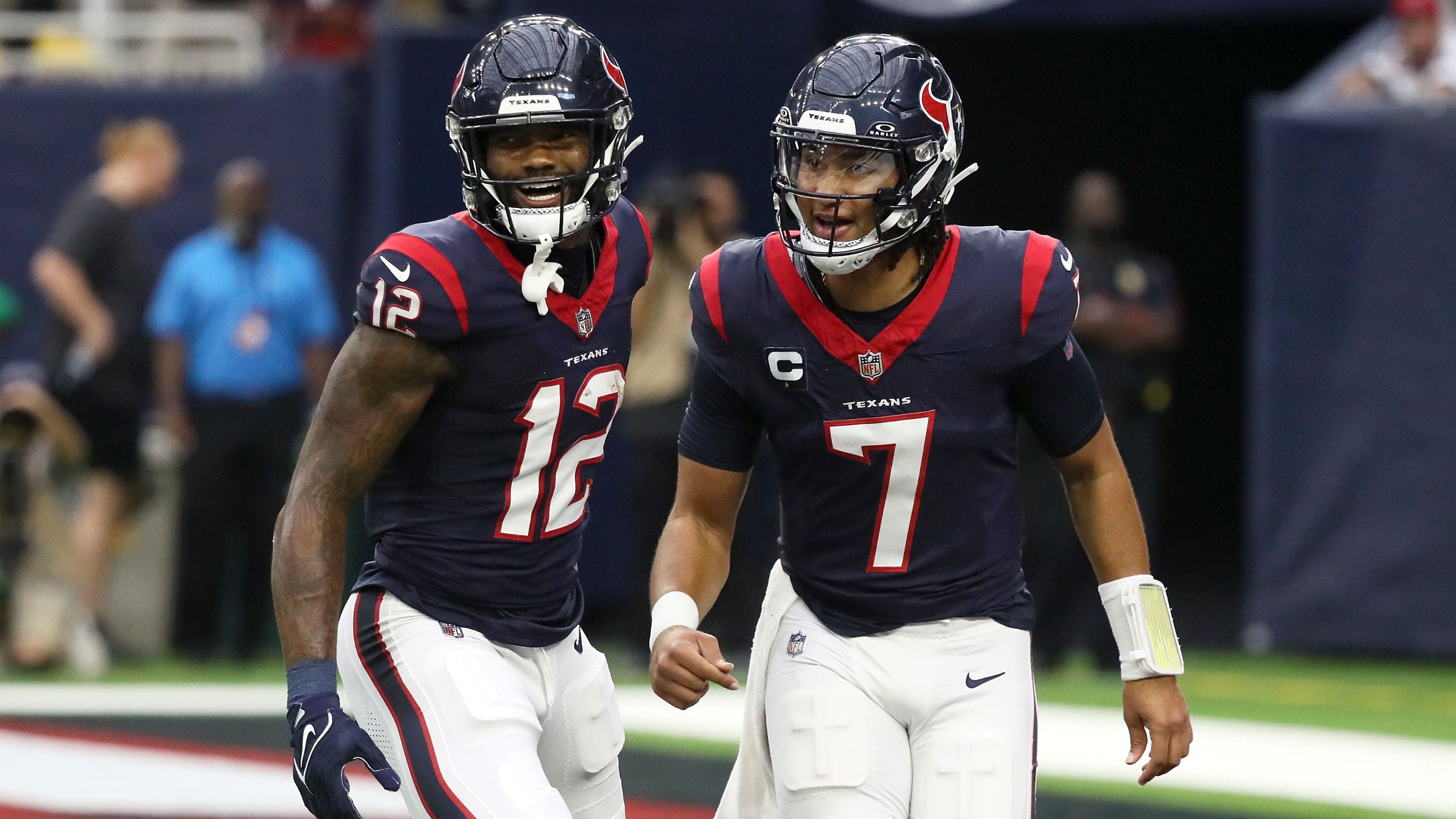 <strong>Offensive Rookie of the Year: C.J. Stroud (Quarterback, Houston Texans)</strong><br>Anlaufzeit in der NFL? So etwas brauchte Stroud nicht. Seine Rookie-Saison war gespickt mit Bestmarken, Strouds Passer Rating (100,8) war höher als das von Patrick Mahomes, Josh Allen oder Justin Herbert. Seine nur fünf Interceptions waren zudem Liga-Bestwert aller Quarterbacks, die mindestens 13 Spiele machten. Vor allem seinetwegen kamen die Texans in die Playoffs.