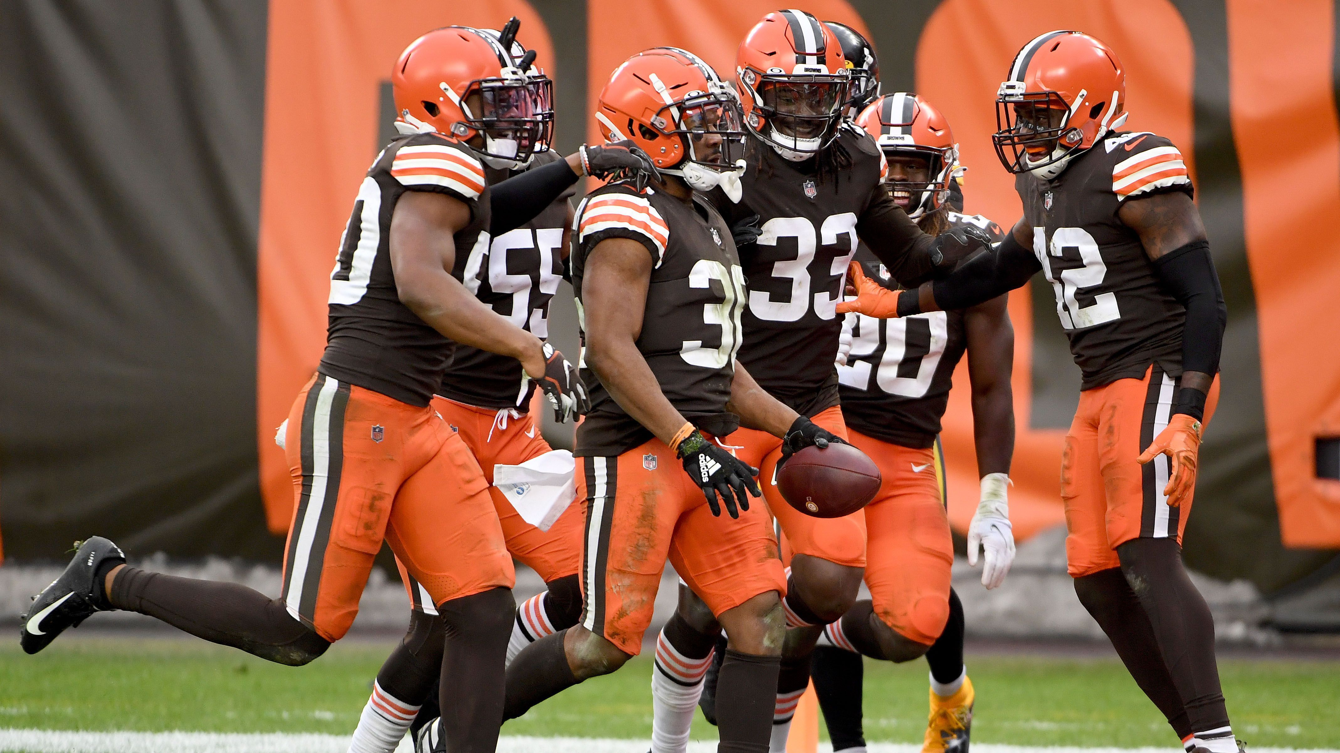 
                <strong>Gewinner: Die Cleveland Browns und ihre Fans</strong><br>
                18 Jahre Leidenszeit sind vorbei. Die Cleveland Browns sind wieder in den Playoffs. Im letzten Regular-Season-Spiel bezwang das Team um Head Coach Kevin Stefanski die ersatzgeschwächten Pittsburgh Steelers mit 24:22 und beendete damit die längste aktive Serie einer Franchise ohne Playoff-Teilnahme. Zur Belohnung geht es nächste Woche in der AFC Wild Card Round direkt wieder gegen die Steelers. Dann aber mit Ben Roethlisberger auf der Position des Quarterbacks.
              