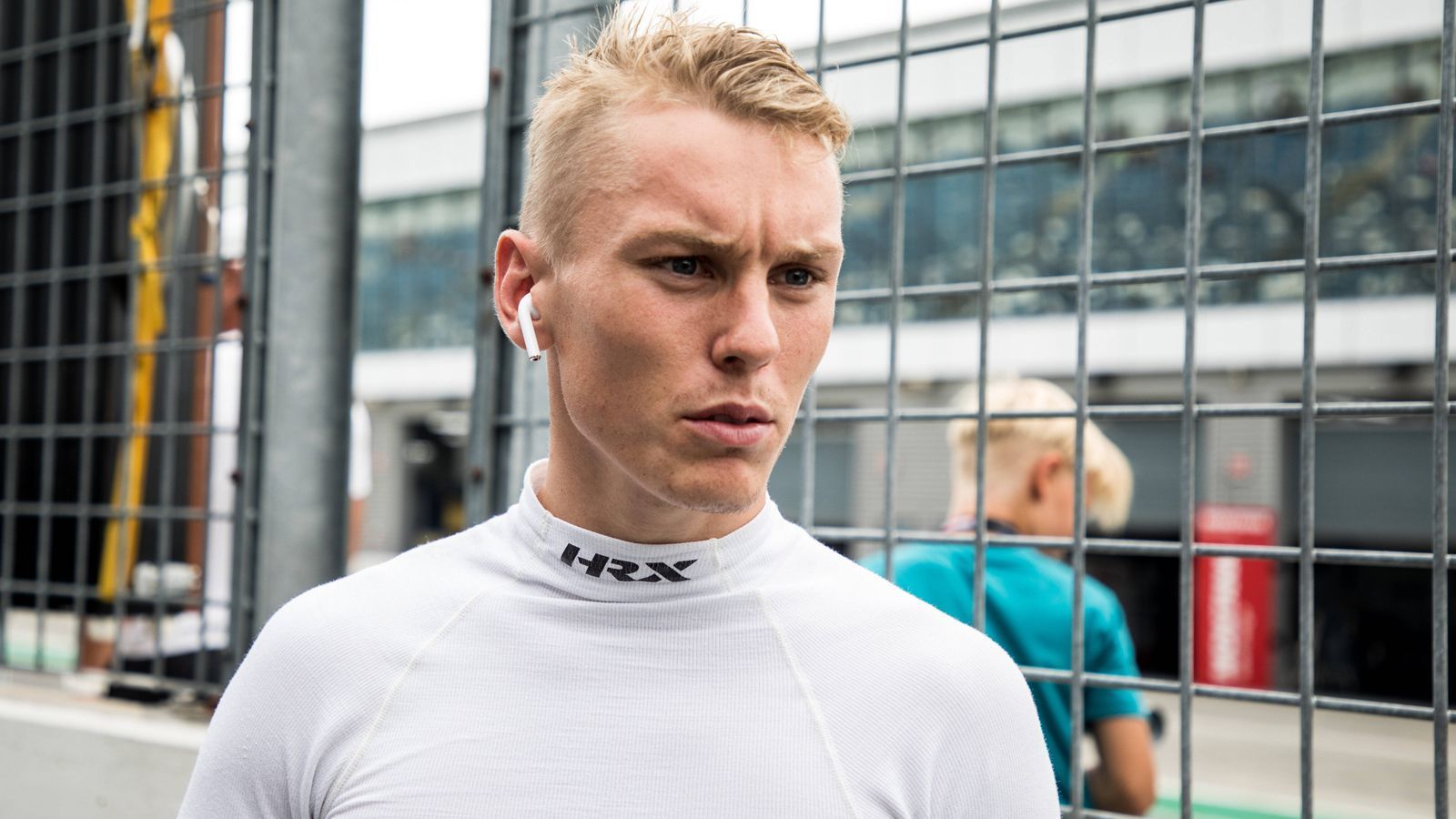 
                <strong>Luca Engstler (Team Engstler)</strong><br>
                Luca Engstler mag erstmals in ein DTM-Cockpit steigen, kennt sich mit dem GT3-Audi aber bereits aus. 2022 bestritt der Deutsche seine erste Saison im ADAC GT Masters für das Audi-Kundenteam Rutronik. Der 23-Jährige hat sich im jungen Alter bereits einen Namen in der Tourenwagen-Szene gemacht: 2021 gewann er die TCR Germany und den Junior World Cup in der FIA WTCR.
              