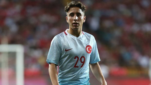 
                <strong>Emre Mor (Zugang Borussia Dortmund)</strong><br>
                Emre Mor (Zugang Borussia Dortmund): Der türkische Nationalspieler wechselt nach der EM zum BVB. Geschäftsführer Michael Zorc sagt über den 18-Jährigen: "Emre Mor ist ein hochveranlagter und in der Offensive vielseitig einsetzbarer junger Spieler mit riesigem Entwicklungspotenzial." Mor kommt vom dänischen Erstligisten FC Nordsjaelland und erhält in Dortmund einen Fünfjahresvertrag. "Der BVB ist ein großartiger Klub in Europa mit einzigartigen Fans. Ich freue mich riesig auf die neuen Mannschaftskollegen und kann den Saisonstart sowie mein erstes Spiel für die Borussia kaum mehr abwarten," sagt das Offensiv-Talent über den Wechsel. Laut "kicker" zahlt der BVB eine Ablöse von rund 9,5 Millionen Euro.
              