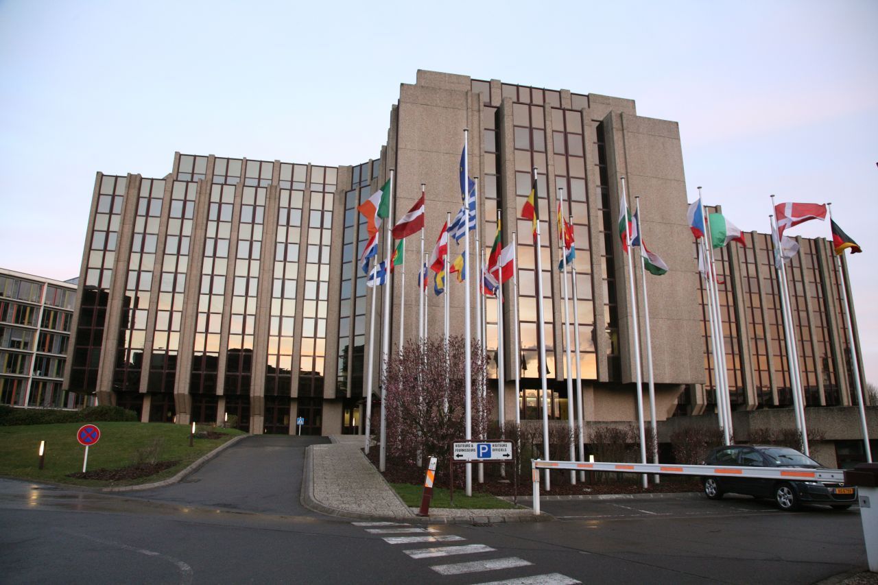 Europäischer Rechnungshof (EuRH): Der in Luxemburg ansässige EuRH ist für die Rechnungsprüfung zuständig. Er kontrolliert die Einnahmen und Ausgaben der EU und achtet darauf, dass Gelder nicht verschwendet werden. 