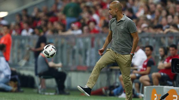 
                <strong>Pep Guardiola</strong><br>
                46. Min: Pep wieder on fire. Legt mit Anpfiff gleich los. Gestikulierend hier, rufend da, auf- und abtrabend dort.
              