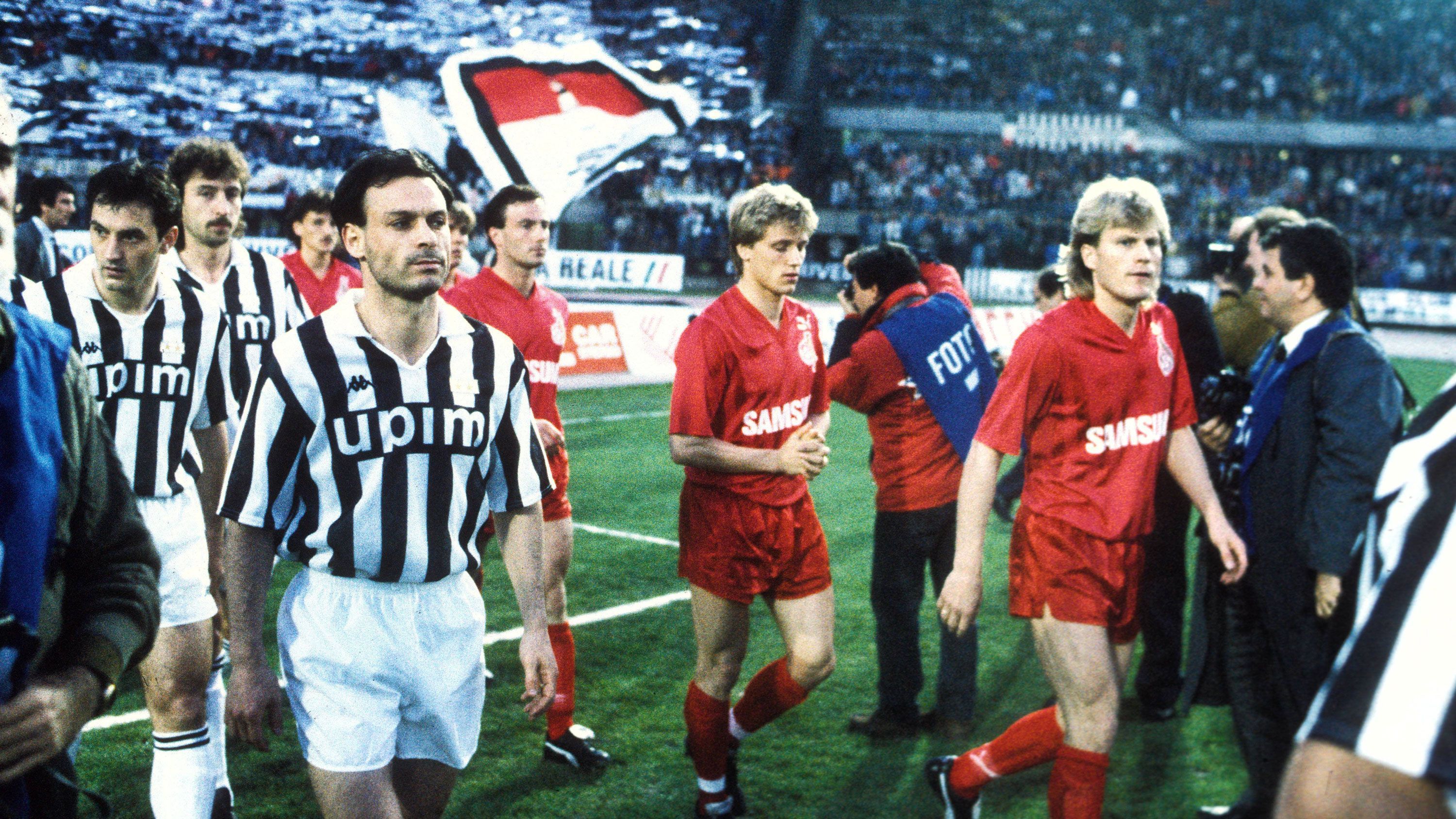 
                <strong>Saison 1989/90</strong><br>
                Zwei deutsch-italienische Duelle standen 1990 in den Halbfinals an, zwei Mal zogen die deutschen Teams den Kürzeren. Während der 1. FC Köln gegen den späteren Sieger Juventus Turin verlor, schied der SV Werder Bremen aufgrund der Auswärtstorregel gegen die AC Florenz aus. Immerhin ging der Titel für den besten Torjäger nach Deutschland, sowohl Falko Götz (Köln) als auch Karl-Heinz Riedle (Bremen) erzielten sechs Treffer.
              