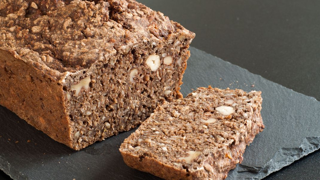 Nuss-Brot schmeckt mit Käse besonders lecker.