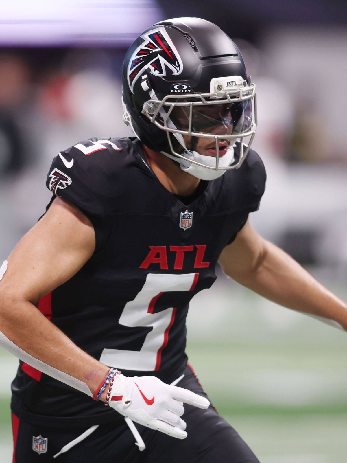 NFL, American Football Herren, USA Tampa Bay Buccaneers at Atlanta Falcons Sep 7, 2025; Atlanta, Georgia, USA; Atlanta Falcons wide receiver Drake London (5) during warmups before the game against ...
