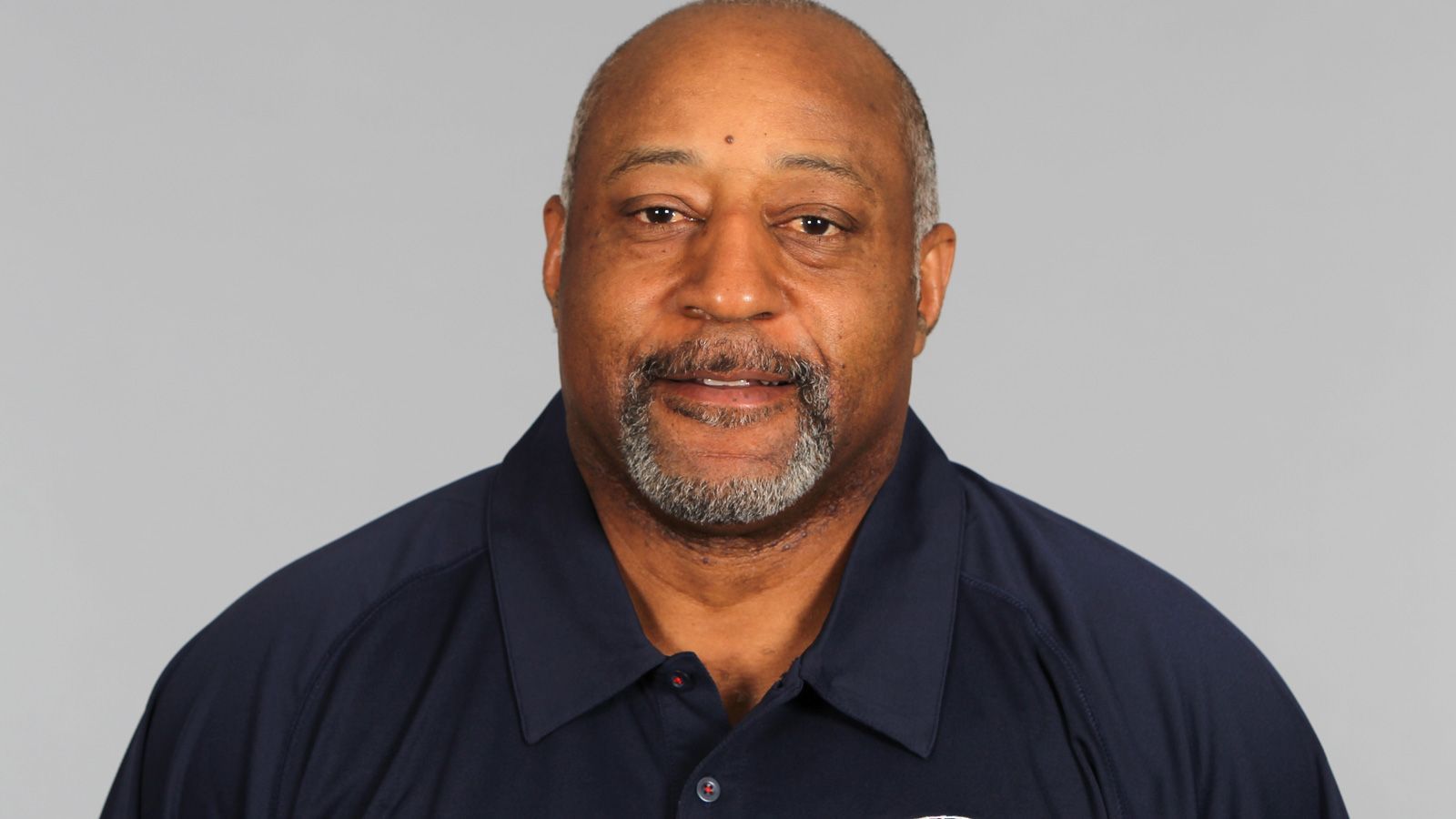 
                <strong>Running Backs Coach</strong><br>
                Ivan Fears geht bereits in seine 19. Saison als Running Backs Coach der Patriots und in seine 24. mit dem Klub überhaupt. Seine Trainerkarriere begann der inzwischen 65-Jährige 1976. Bis 2002 arbeitete er fast durchgängig mit Wide Receivern.
              