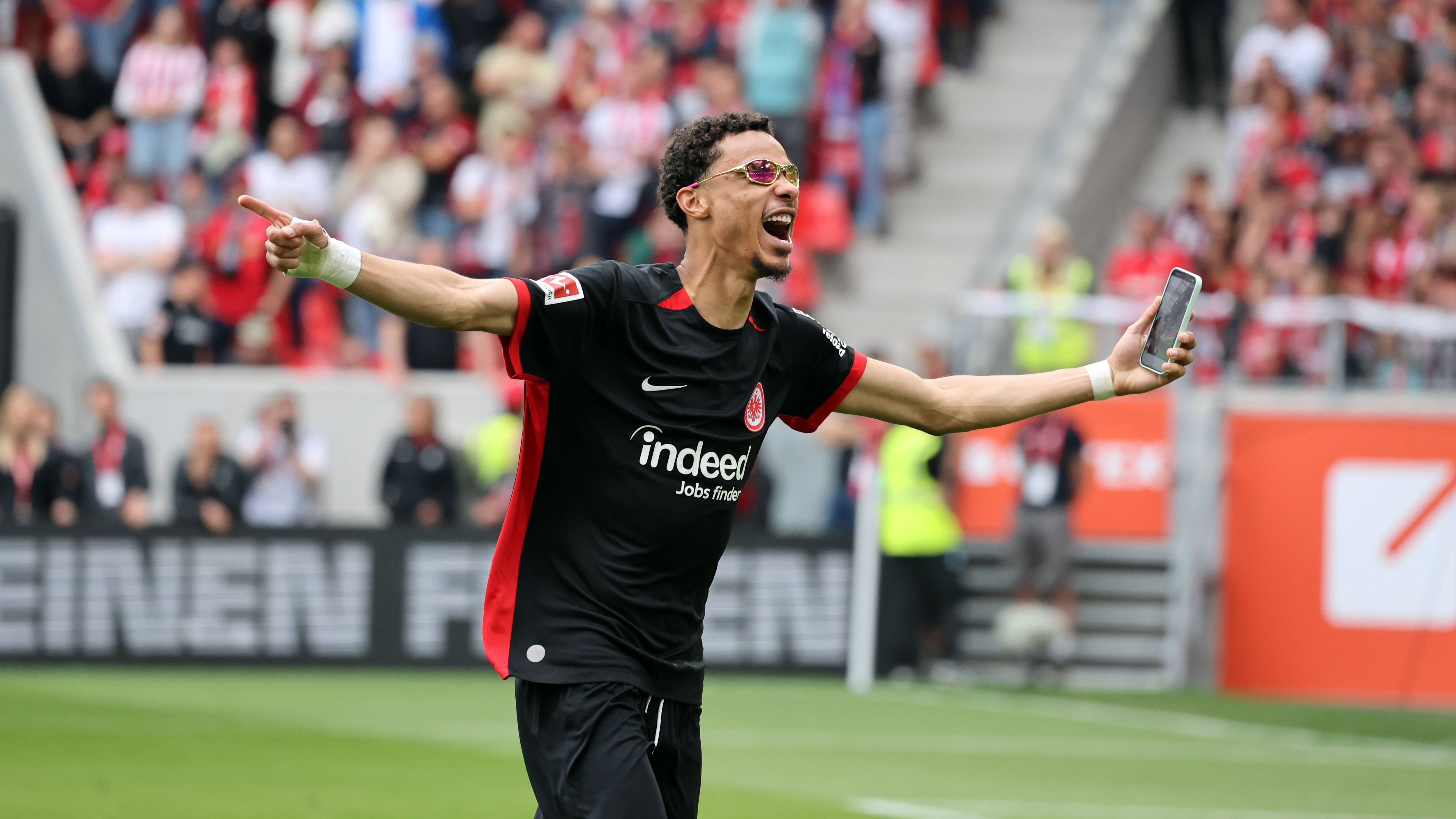 <em><strong>Hugo Ekitike (Eintracht Frankfurt)</strong><br>Das Interesse an Hugo Ekitike wird immer heißer. Nun soll Newcastle United im Kampf um den Stürmer ernst machen. Laut Fabrizio Romano hat der Premier-League-Klub ein erstes Angebot für den Stürmer abgegeben. Die Offerte der Magpies soll sich dabei auf 70 Millionen Euro belaufen. Laut dem Transferinsider versucht Newcastle, den Deal schnellstmöglich abzuwickeln. Gespräche mit der Eintracht sollen bereits in vollem Gange sein.</em>