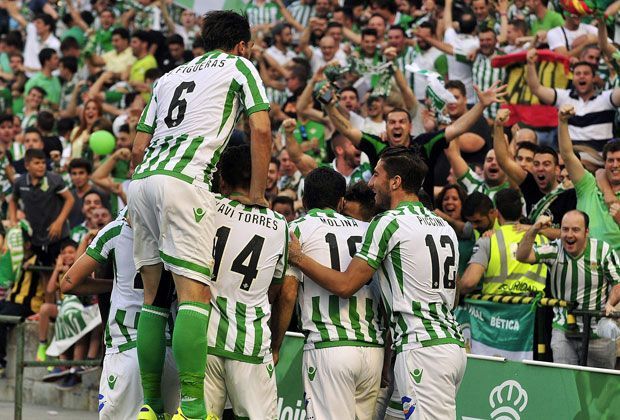 
                <strong>Betis Sevilla</strong><br>
                Ganz souverän schaffte Absteiger Betis Sevilla nach nur einem Jahr die Rückkehr in die Primera Division. Mit 84 Punkten holten sich die Andalusier den Meistertitel in der Segunda Division und als ersten Top-Neuzugang Rafael van der Vaart vom Hamburger SV.
              