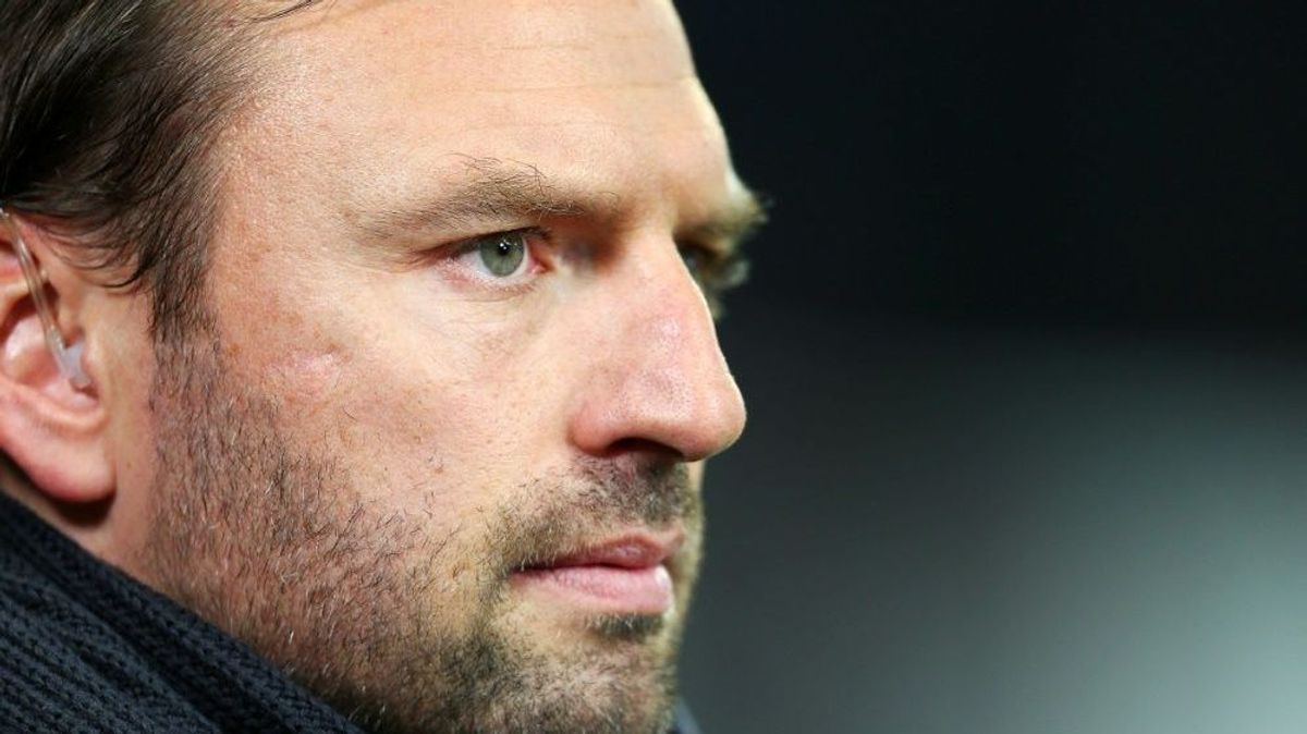 Jens Nowotny blickt besorgt auf seinen Ex-Klub Bayer