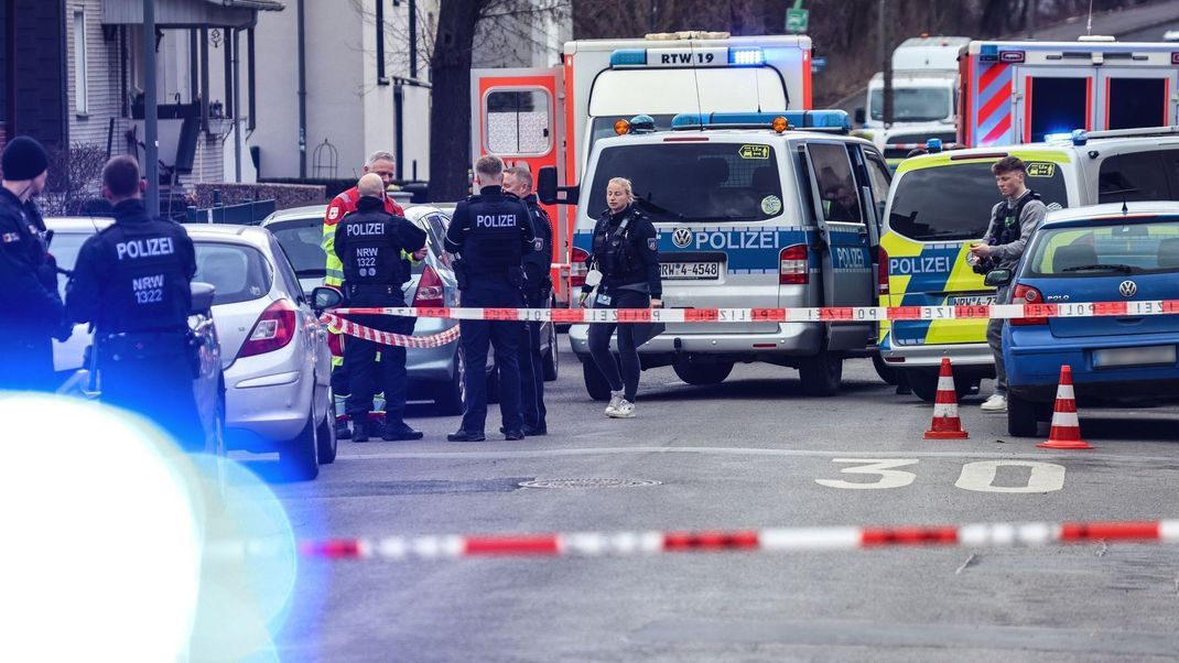 Bei einem Polizeieinsatz in Dortmund ist am Freitag ein älterer Mann durch einen Schuss ums Leben gekommen.