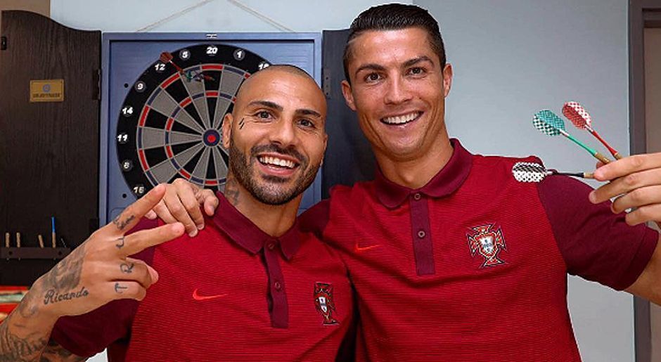 
                <strong>Ricardo Quaresma und Cristiano Ronaldo 940</strong><br>
                Vor dem Halbfinale gegen Wales herrscht bei Portugals Stars offenbar eine lockere Stimmung. Ricardo Quaresma (li.) und Cristiano Ronaldo bereiten sich mit einer Partie Darts auf das Spiel gegen Gareth Bale und sein Team vor. Ist sich da etwa schon jemand zu siegessicher?
              