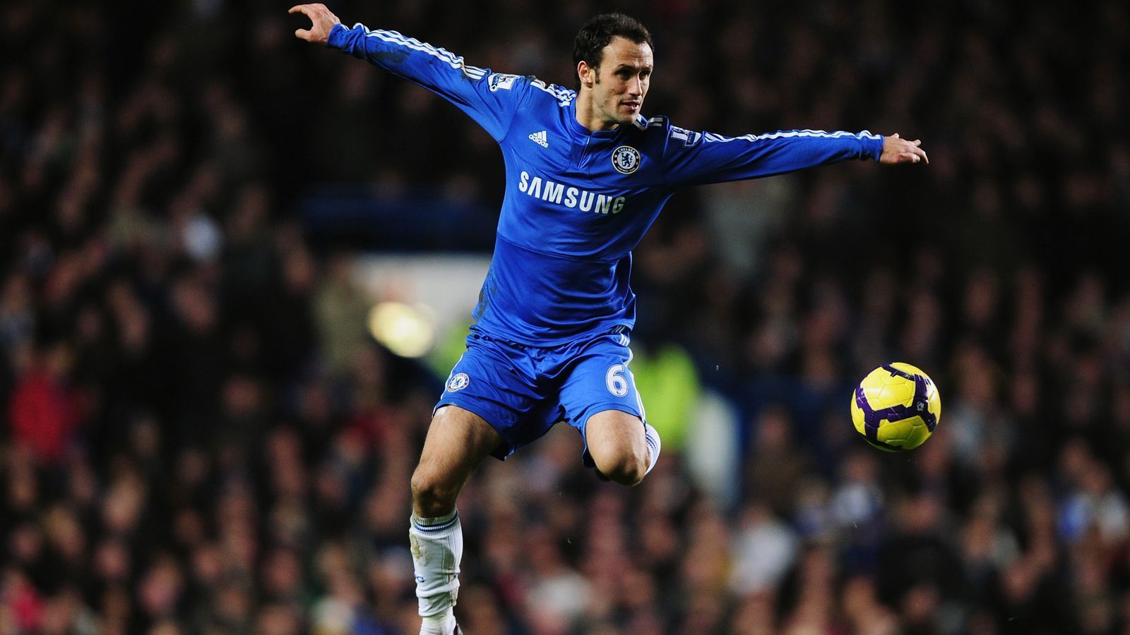 
                <strong>Ricardo Carvalho (Karriere beendet)</strong><br>
                Ricardo Carvalho holte 2004 unter Coach Jose Mourinho die Champions League mit Porto und folgte ihm dann unmittelbar auf die Insel zum FC Chelsea - für kolportierte 30 Millionen Euro Ablöse. Der Innenverteidiger war in weiterer Folge auch die Gefolgschaft von "The Special One", als dieser bei Real Madrid anheuerte. Sowohl in England als auch Spanien wurden Carvalho und Mourinho gemeinsam unter anderem nationaler Meister. 2013 ging es für Carvalho dann weiter zu Monaco. Im Januar 2018 beendete der heute 40-Jährige seine höchst erfolgreiche Laufbahn in China bei Shanghai SIPG, nachdem er 2016 mit Portugal sogar noch Europameister wurde und damit seine Länderspiel-Karriere krönte.
              
