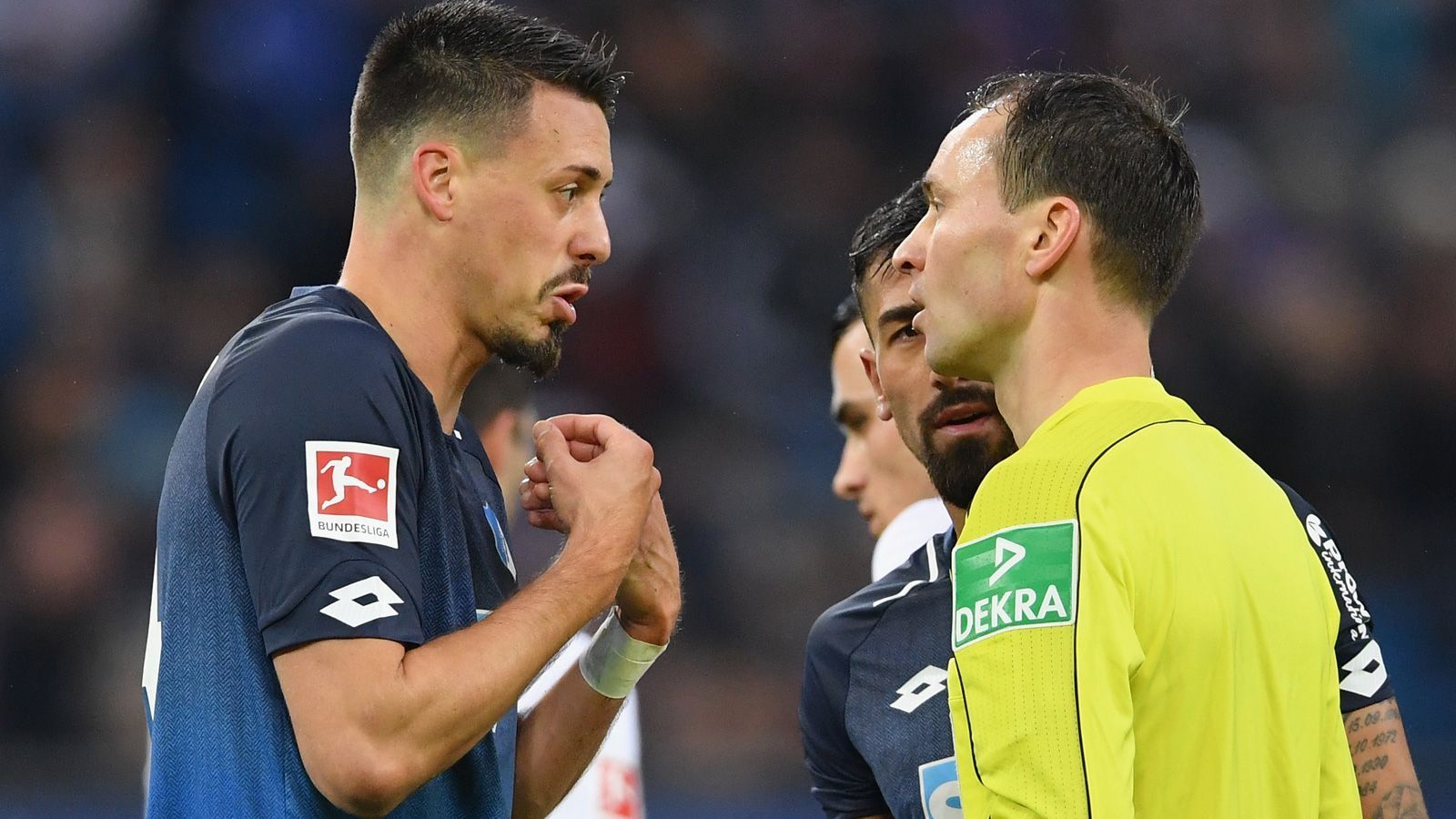 
                <strong>Die besten Sprüche von Sandro Wagner</strong><br>
                "Diese Konzessionsentscheidung verstehe ich nicht. Aber ich bin wohl nicht klug genug für so etwas, deshalb bin ich ja Fußballer geworden." (Über eine Schiedsrichter-Entscheidung)
              