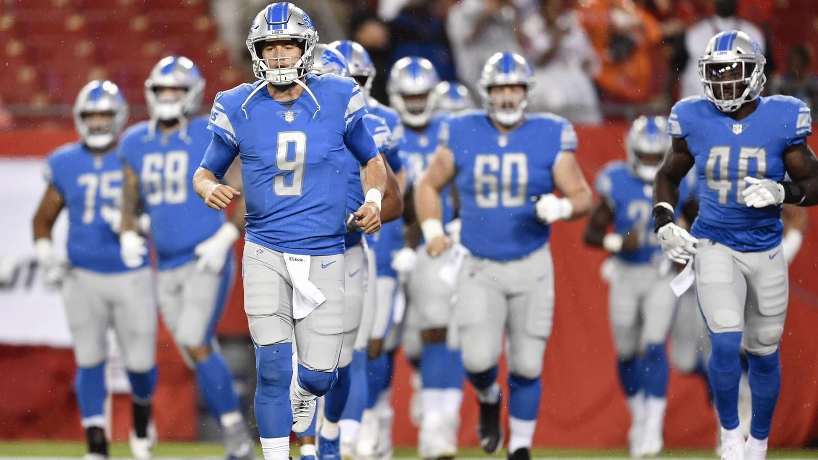 
                <strong>Detroit Lions</strong><br>
                Quarterback (2): Matt Cassel, Matthew StaffordRunning Back (4): LeGarrette Blount, Kerryon Johnson, Ameer Abdullah, Theo RiddickFullback (1): Nick BelloreWide Receiver (6): Brandon Powell, TJ Jones, Golden Tate, Kenny Golladay, Marvin Jones Jr., Bradley MarquezTight End (4): Levine Toilolo, Luke Willson, Michael Roberts, Hakeem VallesOffensive Line (9): Graham Glasgow, Kenny Wiggins, T.J. Lang, Joe Dahl, Tyrell Crosby, Frank Ragnow, Andrew Donnal, Rick Wagner, Taylor DeckerDefensive Line (7): Romeo Okwara, Kerry Hyder Jr., Ezekiel Ansah, Da'Shawn Hand, Ricky Jean Francois, Sylvester Williams, A'Shawn RobinsonLinebacker (6): Marquis Flowers, Eli Harold, Jarrad Davis, Jalen Reeves-Maybin, Christian Jones, Devon KennardSecondary (11): Teez Tabor, Darius Slay, Nevin Lawson, Jamal Agnew, Dee Virgin, Tracy Walker, Quandre Diggs, Tavon Wilson, Charles Washington, Glover Quin, Miles KillebrewSpecialists (3): Matt Prater, Don Muhlbach, Sam Martin
              