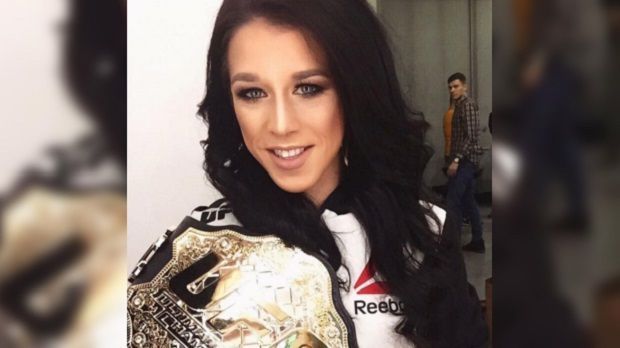 
                <strong>Joanna Jedrzejczyk </strong><br>
                Jedrzejczyk ist die erste und bislang einzige Europäerin, die in der UFC den WM-Titel gehalten hat. Seitdem nennt sie sich "Joanna Champion".
              