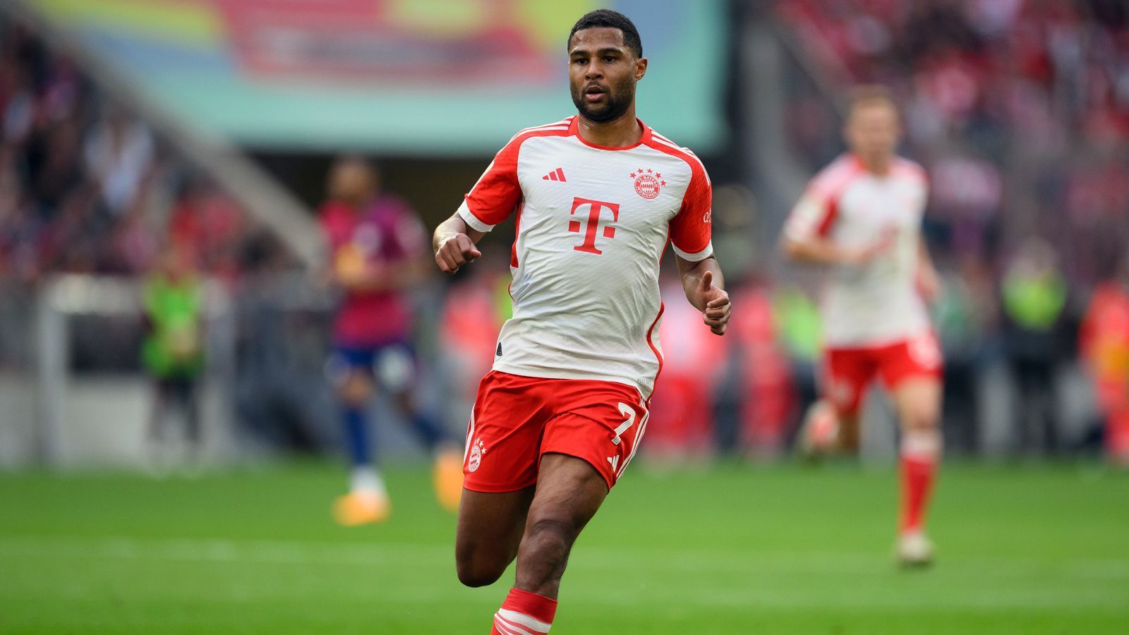 
                <strong>Serge Gnabry</strong><br>
                Wie Goretzka, so fand auch DFB-Star Serge Gnabry nach der WM-Enttäuschung in München lange nicht mehr zurück in die Spur. Der Offensivspieler befand sich in der Rückrunde in einem persönlichen Formtief. Was allerdings für ihn spricht: Im Saisonfinish zeigte Gnabry wieder deutlich bessere Leistungen. In den letzten fünf Bundesliga-Partien auf dem Weg zum Titel steuerte Gnabry immer mindestens einen Scorerpunkt bei, war am Saisonende mit 14 Bundesliga-Toren somit auch erfolgreichster Torschütze des Rekordmeisters. Aber auch für ihn gilt: In Zukunft muss noch mehr kommen, vor allem mehr Konstanz. ran-Note: 4
              