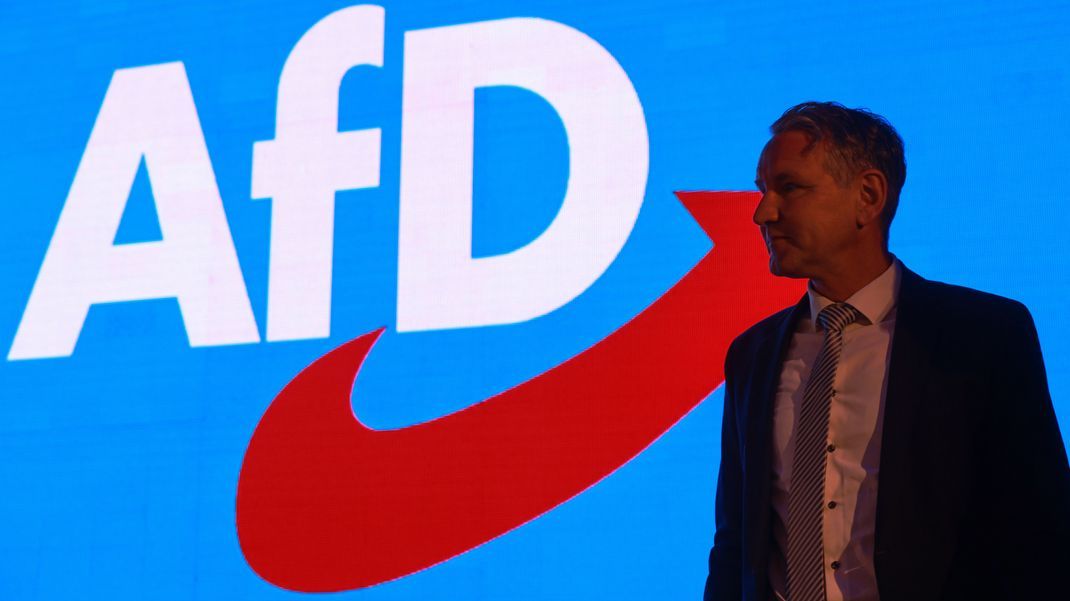 Archivbild - 06.05.2023, Thüringen, Pfiffelbach: Björn Höcke, AfD-Landessprecher, steht beim Landesparteitag der Alternative für Deutschland im "Hotel Pfiffelburg" auf der Bühne. 