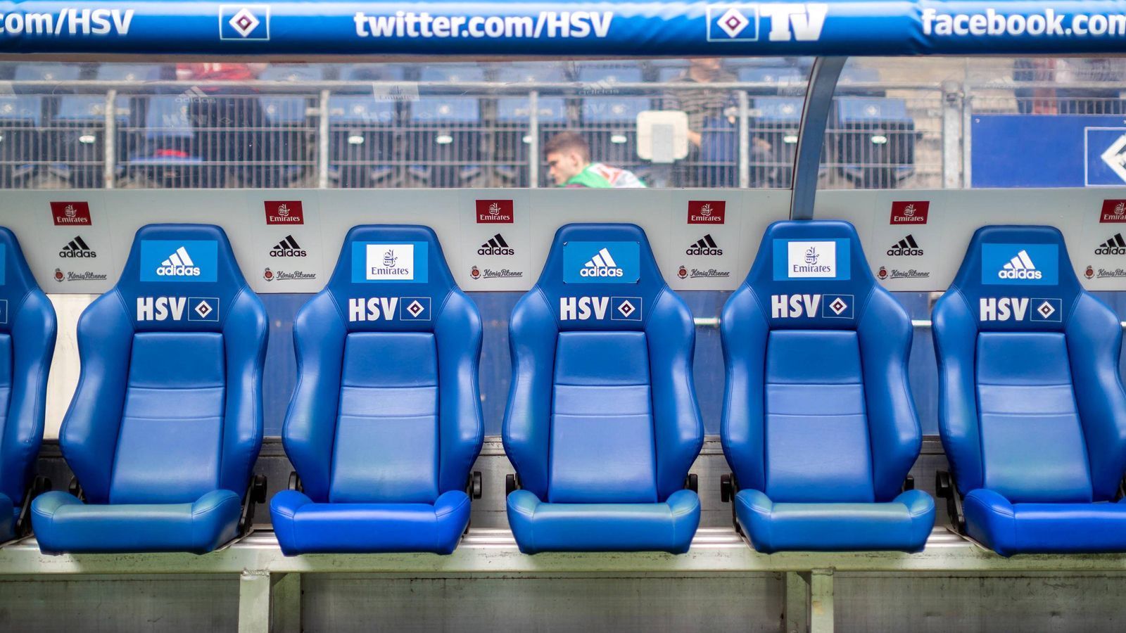 
                <strong>HSV hilft kostenlos aus</strong><br>
                Nochmal Dassendorf: Die räumliche Nähe zum Hamburger SV macht es möglich: Für das Pokalspiel leiht sich der ewige Oberligist die Trainerbänke des HSV aus. Wie Mäzen Funk schon erwähnte: Die Infrastruktur ist beschränkt. Heißt: Die Bänke im Stadion Sander Tannen sind uralt. Der HSV hat sofort kostenlos geholfen. Ob es Glück bringt, ist dann die andere Frage.
              