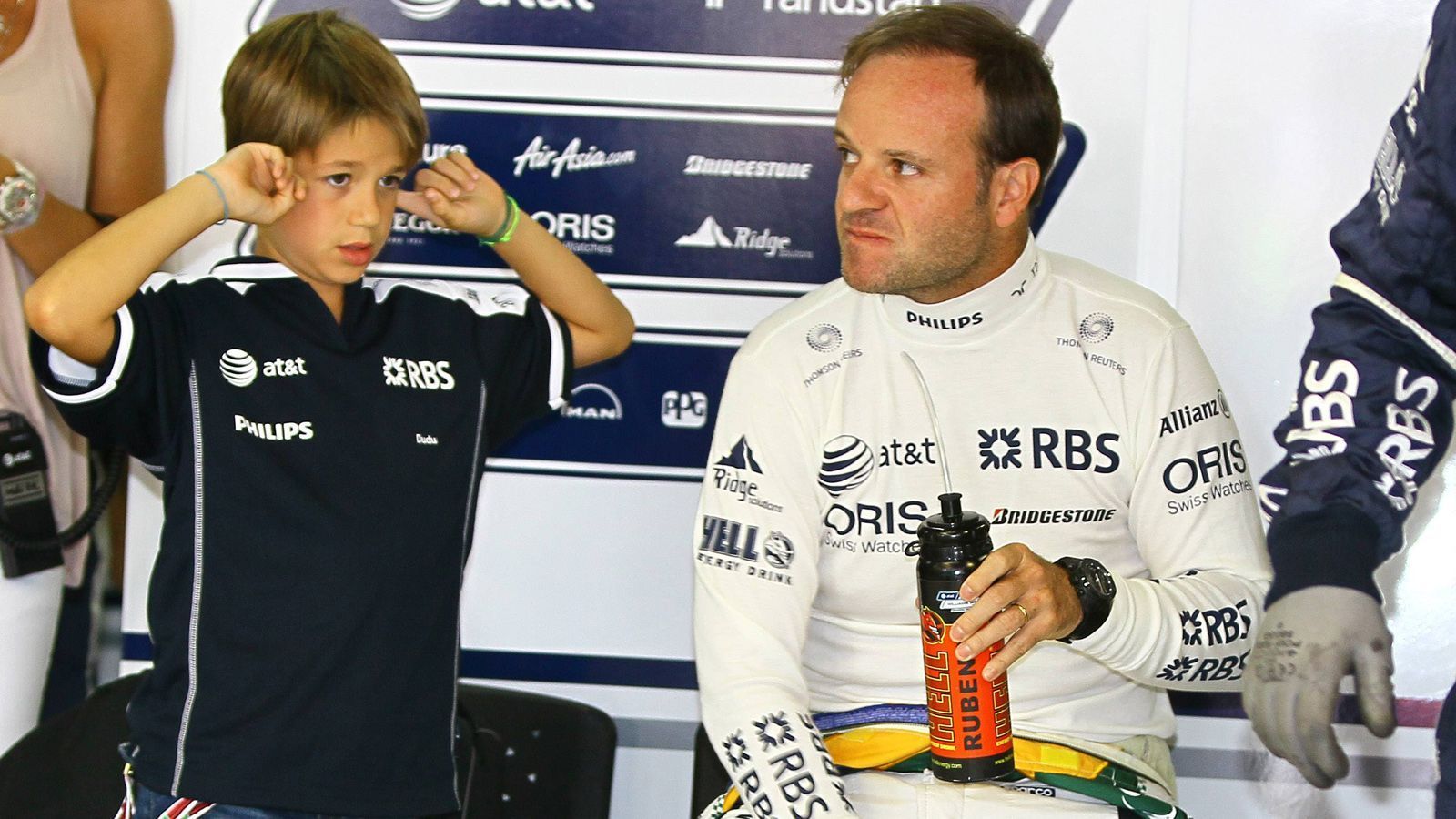 
                <strong>Eduardo Barrichello</strong><br>
                Rubens Barrichello dürfte den deutschen Formel-1-Fans als langjähriger Ferrari-Teamkollege von Michael Schumacher noch bestens bekannt sein. Der Brasilianer gewann insgesamt elf Rennen. Eduardo Barrichello (auf dem Foto als 9-jähriger zu sehen) fährt derzeit in den Indy-Car Nachwuchsserien. Im vergangenen Jahr landete der 18-Jährige in der US2000 auf Platz 11 der Gesamtwertung.    
              