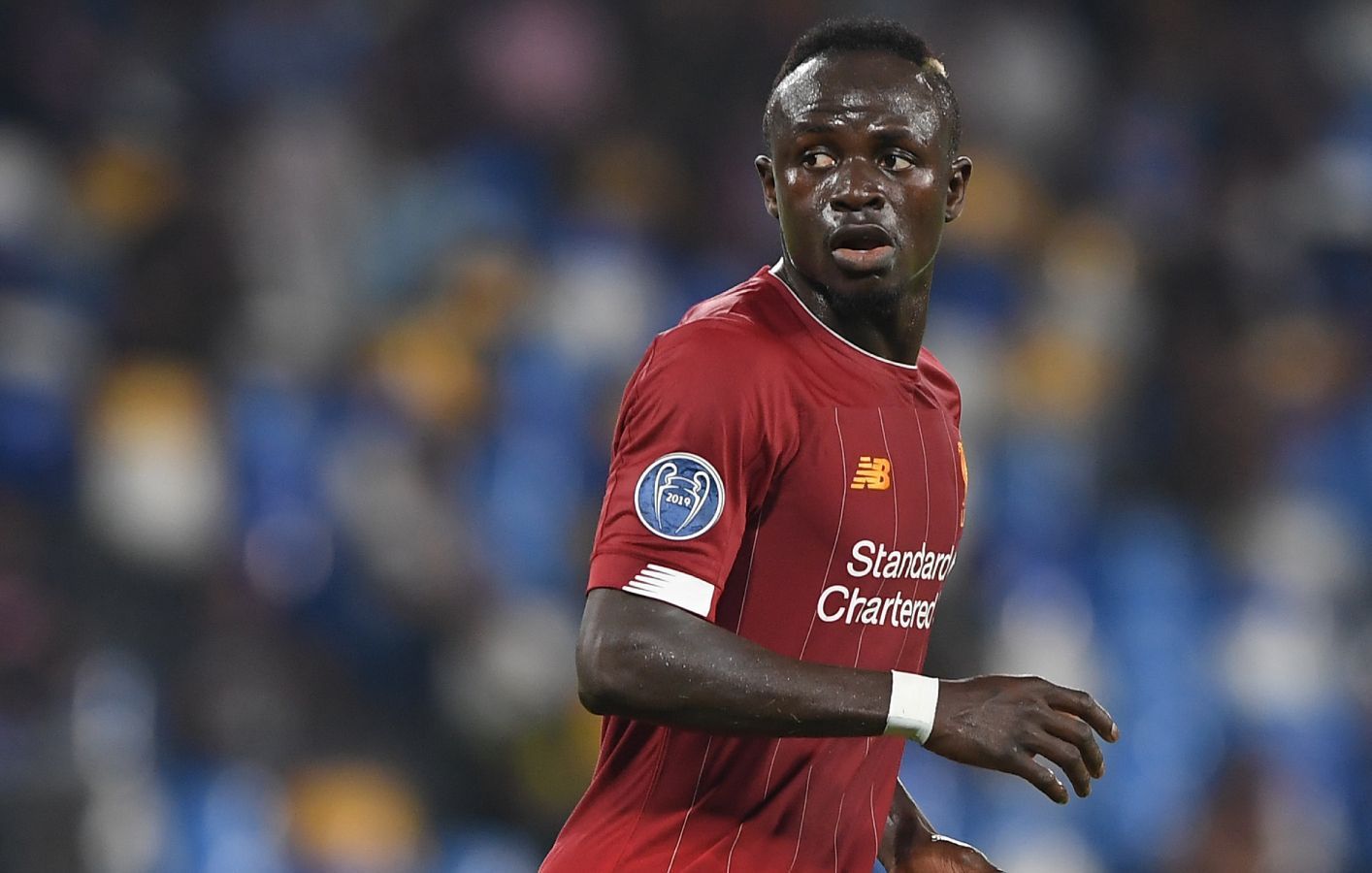 
                <strong>Sadio Mane (FC Liverpool) </strong><br>
                Der Superstar des FC Liverpool ist eines der Aushängeschilder des derzeitigen Höhenflugs der Reds. In der vergangenen Saison wurde er gemeinsam mit Mohamed Salah Torschützenkönig der Premier League und gewann die Champions League. Zwischen 2012 und 2014 hatte Mane in Salzburg unter Vertrag gestanden. Im Alter von 22 Jahren holte ihn der FC Southampton für 23 Millionen Euro auf die Insel. Jürgen Klopp war der Angreifer zwei Jahre später schließlich 41,5 Millionen Euro wert.
              