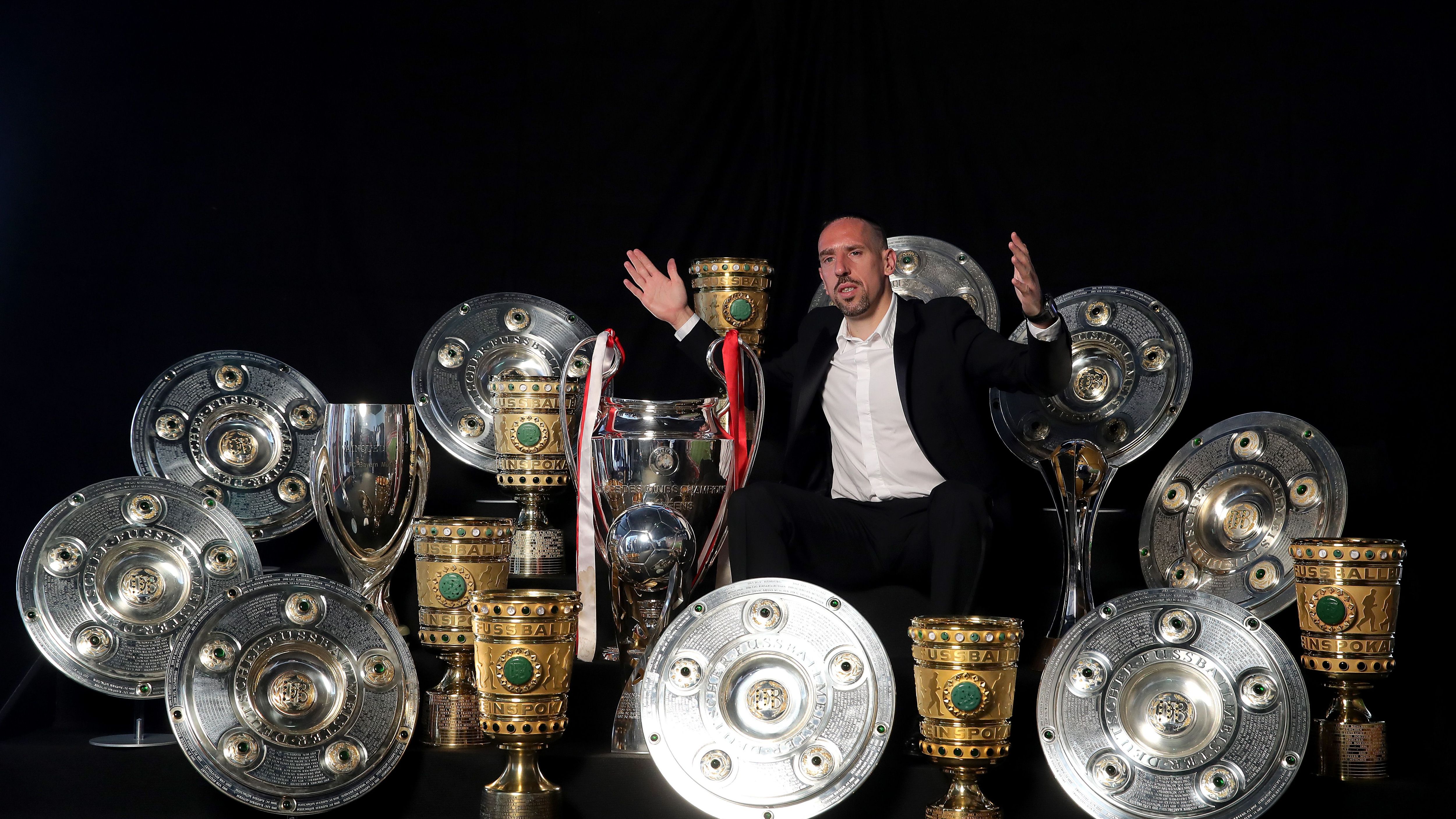 <strong>Konrad Laimer: Franck Ribery</strong><br>Ähnlich wie Goretzka und Müller mit Beckenbauer, so wünscht sich Konrad Laimer ebenfalls eine FCB-Ikone als Mitspieler: Franck Ribery. Von 2007 bis 2019 prägte der Franzose in München eine Erfolgsära mit unter anderem neun Meistertiteln und sechs Erfolgen im DFB-Pokal. Den größten internationalen Erfolg gab es für Ribery in München mit dem Champions-League-Sieg 2013.&nbsp;