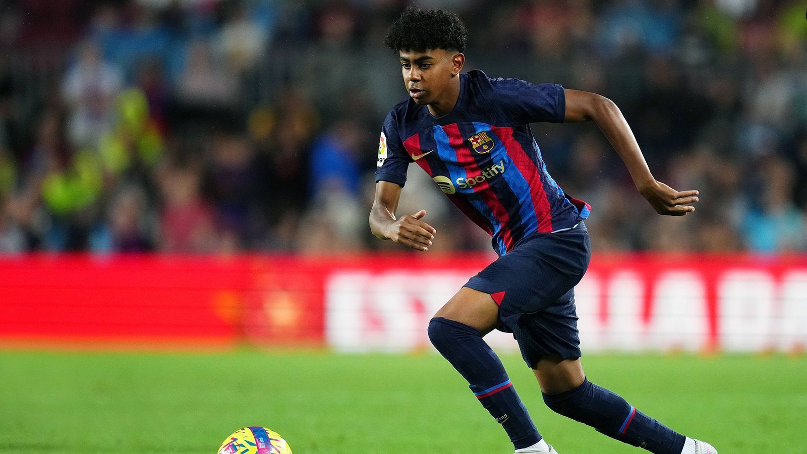 
                <strong>La Liga</strong><br>
                &#x2022; Lamine Yamal<br>&#x2022; Eingesetzt am: 29. April 2023<br>&#x2022; Damaliges Alter: 15 Jahre, 9 Monate, 16 Tage<br>&#x2022; Verein: FC Barcelona<br>&#x2022; Jüngster Spieler in der Geschichte des FC Barcelona<br>
              