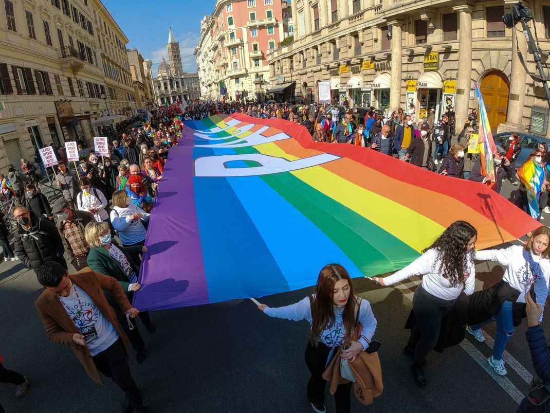 Während einer Demonstration Anfang März 2022 in Rom tragen Protestierende eine PACE-Flagge gegen Putins Krieg in der Ukraine.