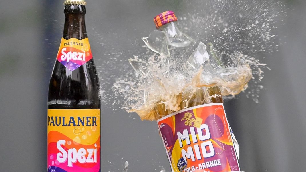 Zu ähnlich? Die Flaschen von Paulaner Spezi (links) und Berentzen Mio Mio (rechts) im Vergleich.