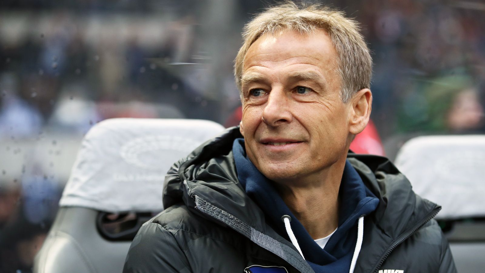 
                <strong>Jürgen Klinsmann (Hertha BSC und FC Bayern München)</strong><br>
                "Wenn Jürgen der Obama des deutschen Fußballs ist, dann bin ich Mutter Teresa", polterte Bayerns damaliger Manager Uli Hoeneß, als er Jürgen Klinsmann im April 2009 nach nur neun Monaten als Coach des deutschen Rekordmeister rauswarf. Eine 0:1-Heimniederlage gegen Schalke besiegelte im 43. Pflichtspiel Klinsmanns das jähe Ende seiner kurzen Trainer-Ära beim FC Bayern. Nach diesem Missverständnis dauerte es mehr als zehn Jahre, ehe "Klinsi" auf die Bundesliga-Bank zurückkehrte. Hertha BSC sollte der einstige Weltmeister zum "Big-City-Klub" formen. Doch auch dieses Projekt wurde zum großes Desaster für alle Beteiligten. Über die sozialen Medien verkündete Klinsmann am 11. Februar 2020, nach nur zehn Pflichtspielen (drei Siege, drei Unentschieden, vier Niederlagen), seinen Rücktritt. Anschließend lieferten sich Ex-Trainer und Hertha-Verantwortliche eine Schlammschlacht, aus der vor allem Klinsmann als großer Verlierer hervorging. 
              