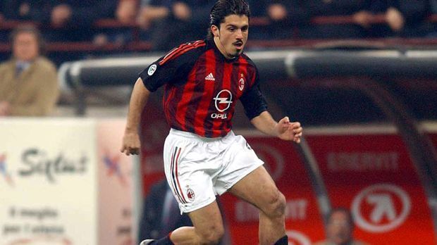 
                <strong>Gennaro Gattuso (AC Mailand)</strong><br>
                Gennaro Gattuso (AC Mailand): Sein Zweikampfverhalten in den 2000er-Jahren ist bis heute legendär. Als Achter mit Defensivspektakel konnte er während seiner Zeit beim AC Mailand zwei Mal italienischer Meister, ein Mal Pokalsieger und zwei Mal Champions-League-Sieger werden.
              