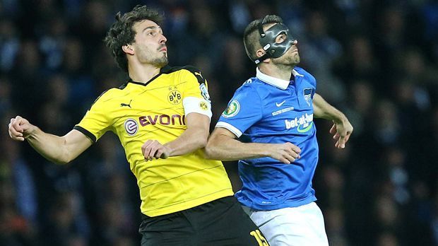 
                <strong>Mats Hummels</strong><br>
                Mats Hummels: Ähnlich wie Bender, so war auch Dortmunds Kapitän in der Defensive souverän. Kurz vor dem Seitenwechsel tankte sich Hummels sogar im gegnerischen Strafraum ganz stark gegen zwei Herthaner durch. Der anschließende Schuss wurde allerdings geblockt. ran.de-Note: 2
              