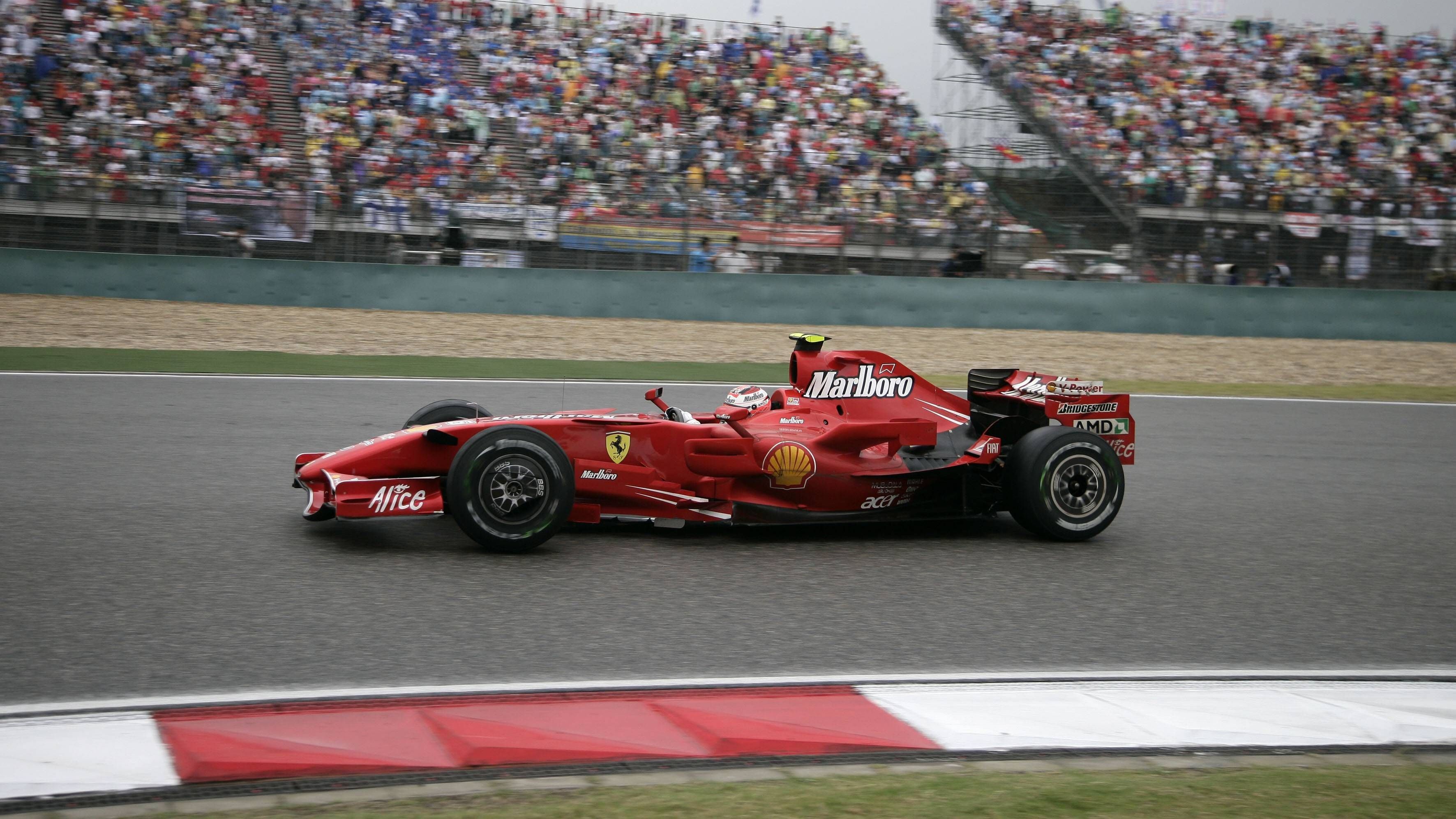 <strong>Kimi Räikkönen</strong><br>Zwischen 2006 und 2007 tat sich in der Königsklasse auf dem Fahrermarkt so richtig viel. Michael Schumacher trat zurück, die Topteams wechselten munter. Kimi Räikkönen verließ nach fünf Jahren McLaren – ohne WM-Titel. Dies sollte sich bei seiner nächsten Station ändern. Ein Plan, der aufging. Im Ferrari-Cockpit krönte er sich 2007 zum Weltmeister.