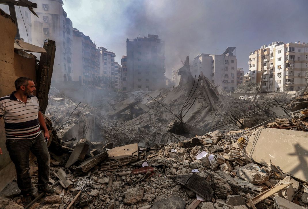 Ein Mann begutachtet Schäden nach israelischen Luftangriffen in einer Straße in einem südlichen Vorort von Beirut.