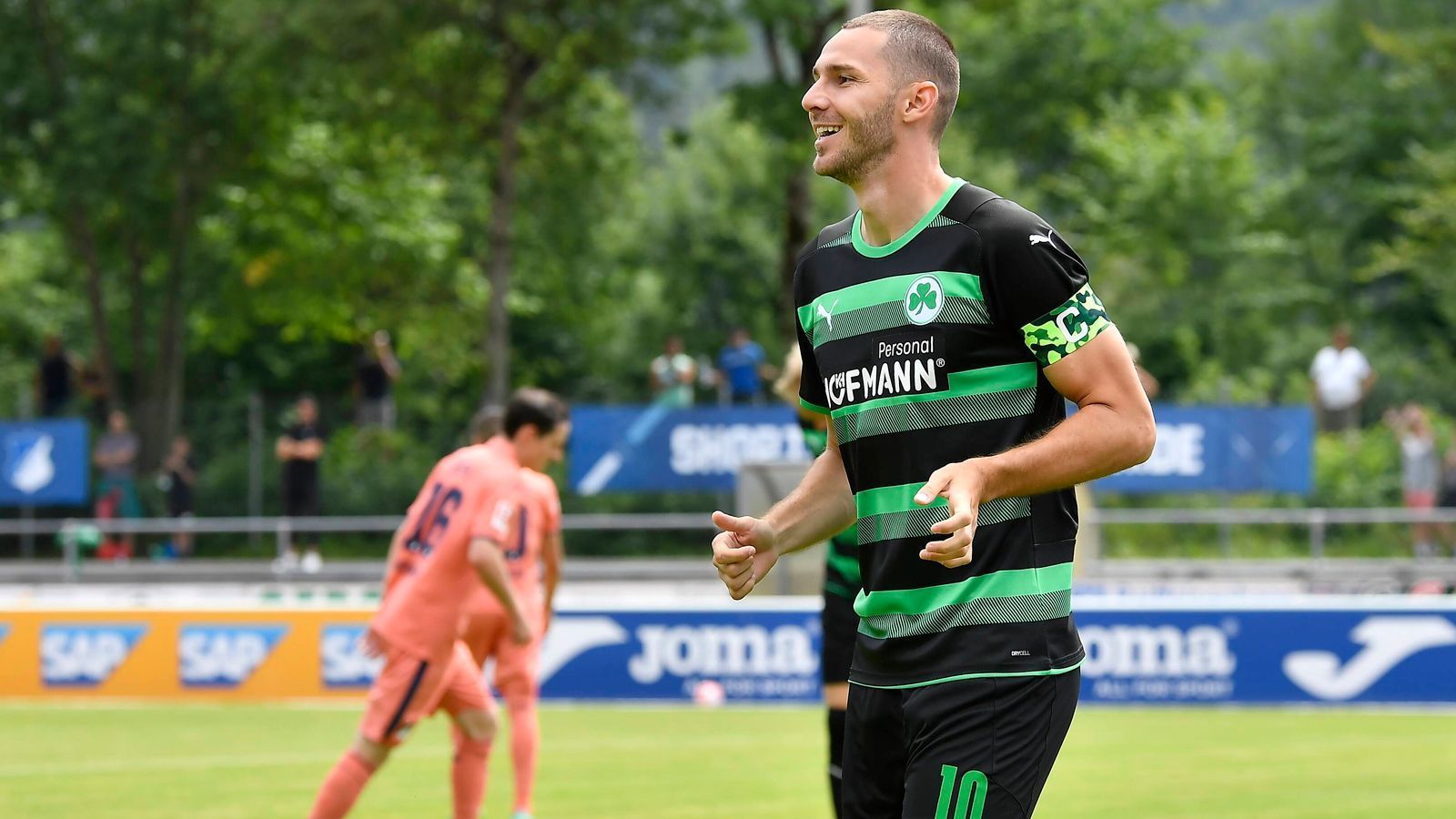 
                <strong>SpVgg Greuther Fürth: Branimir Hrgota</strong><br>
                Aufstiegs-Kapitän Branimir Hrgota geht bei Greuther Fürth auch in der Bundesliga voran. Der 28-jährige Schwede wurde von Trainer Stefan Leitl bereits bestätigt. "Ich weiß gar nicht, ob die Jungs darüber noch einmal besonders informiert werden mussten. Das war schon klar", sagte Hrgota selbstbewusst zur Bestätigung seines Kapitäns-Amtes. Erst kürzlich verlängerte der Leistungsträger seinen Vertrag beim "Kleeblatt" bis 2024. 
              