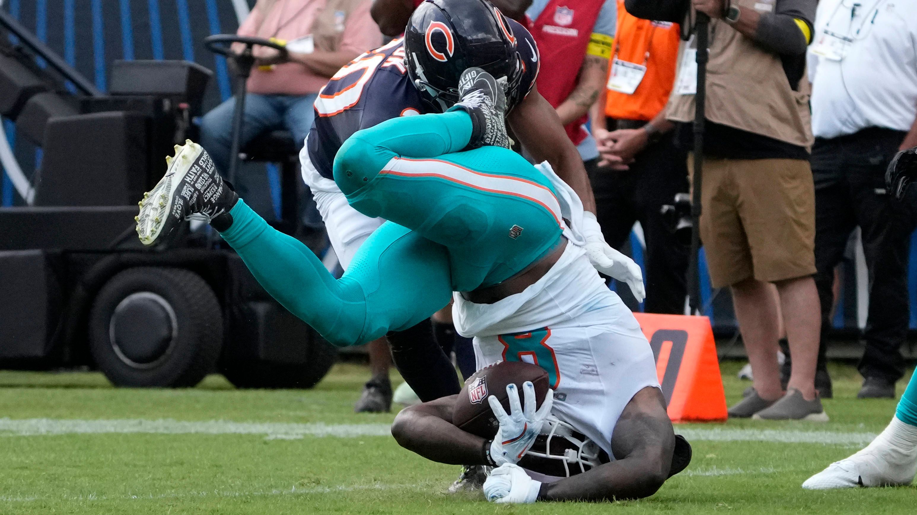 <strong>Alexander Mattison (Miami Dolphins)</strong><br>Mattison hatte sich in der NFL als solider zweiter Running Back etabliert und sollte in Miami hinter De’Von Achane spielen. Im Preseason-Spiel gegen die Bears verletzte er sich nach einem Passing Play am Nacken. Mit dem Krankenwagen ins Krankenhaus gebracht, musste er sich einer saisonbeendenden Operation unterziehen.