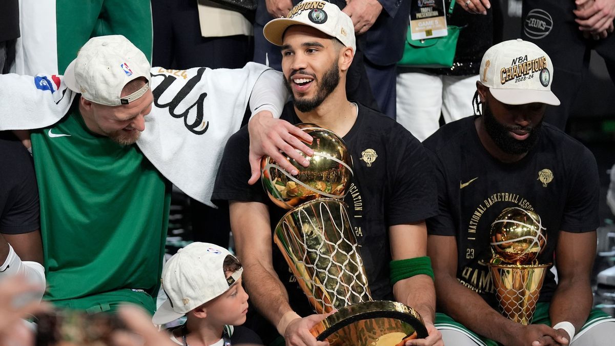 Jayson Tatum und Jaylen Brown nach dem Sieg der Boston Celtics im NBA-Finale