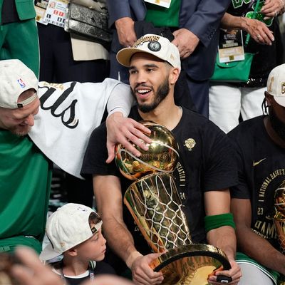 Jayson Tatum und Jaylen Brown nach dem Sieg der Boston Celtics im NBA-Finale