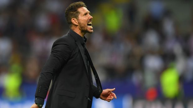 
                <strong>Diego Simeone (Atletico Madrid/Argentinien)</strong><br>
                Geht es nach der argentinischen Regierung, soll Diego Simeone künftig neben seinem Job als Trainer von Atletico Madrid auch die argentinische Nationalmannschaft betreuen. Nach dem Rücktritt von Gerardo Martino wird ein Nachfolger gesucht. Regierungsmitglied Fernando Martin gegenüber der "Marca": "Egal, wer der Auserwählte sein wird, der die Nationalmannschaft trainiert - derjenige kann gleichzeitig für einen Verein arbeiten und Argentinien zur WM 2018 in Russland führen." Neben Simeone sind auch Mauricio Pochettino (Tottenham) und Jorge Sampaoli (FC Sevilla) im Gespräch. ran.de zeigt, wer diese Doppelbelastung seit dem Jahr 2000 bereits auf sich genommen hat.
              