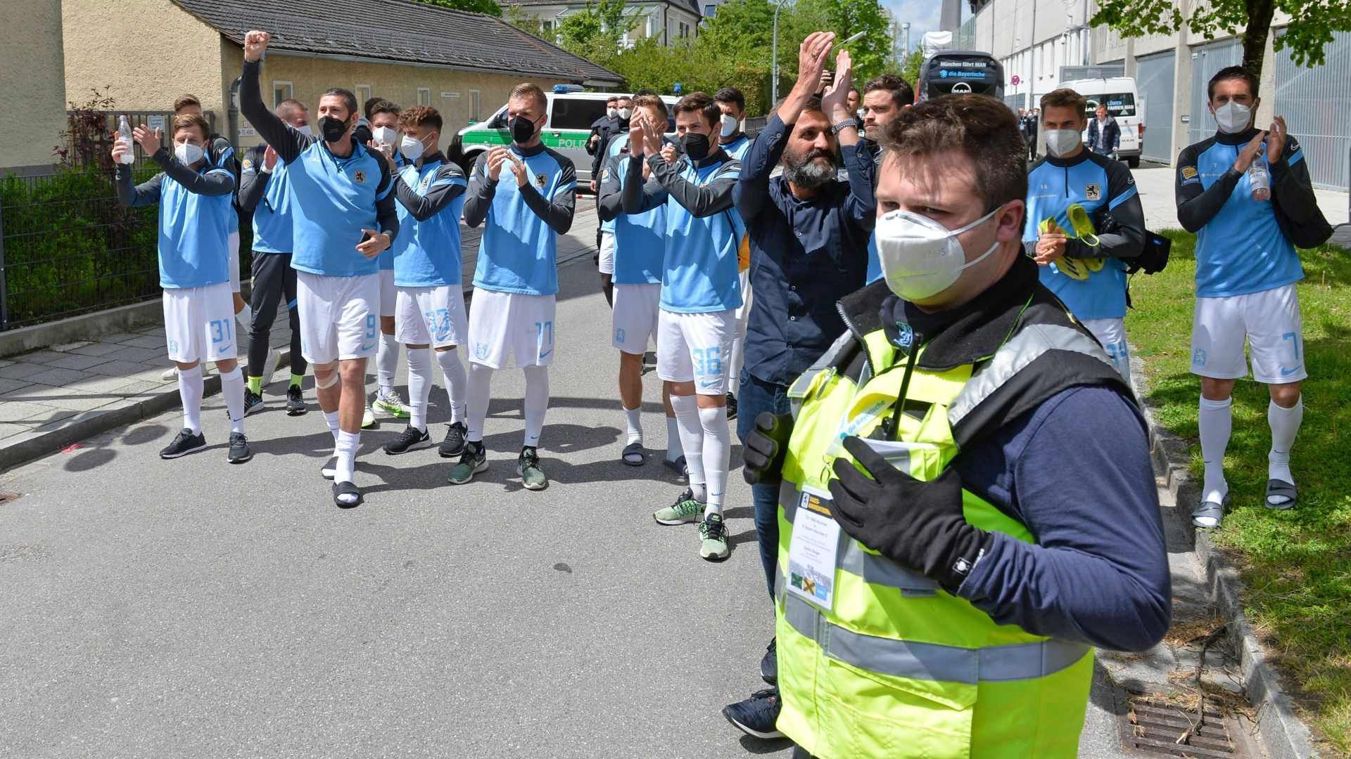 
                <strong>Löwen danken den Fans</strong><br>
                Ein kleiner Blick in die Normalität: Kurz nach dem Aufwärmen verließ die Löwen-Mannschaft um Erfolgs-Coach Michael Köllner das Stadion und bedankte sich bei den erschienenen Fans.
              